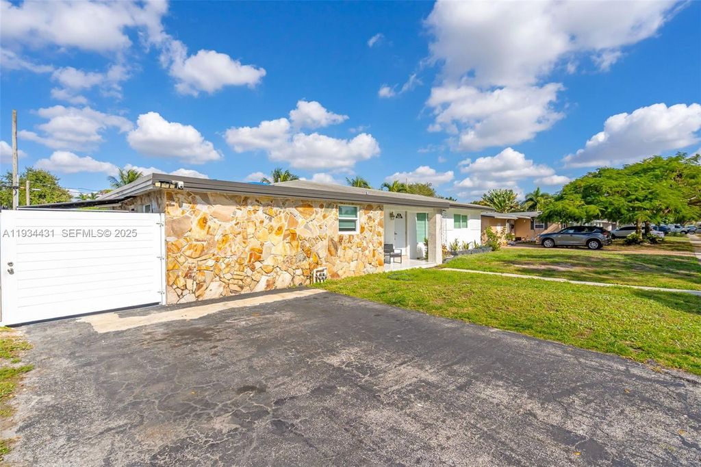 Photo of 5041 SW 11th St, Plantation, FL 33317 (MLS # A11934431)