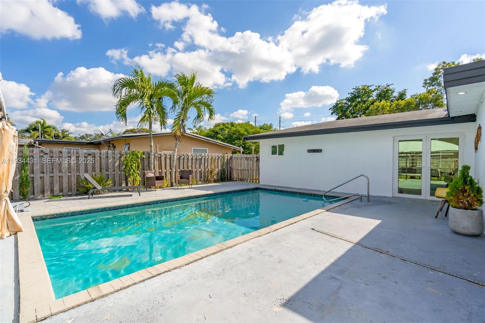 LAUDERDALE GOLF ESTATES - Residential