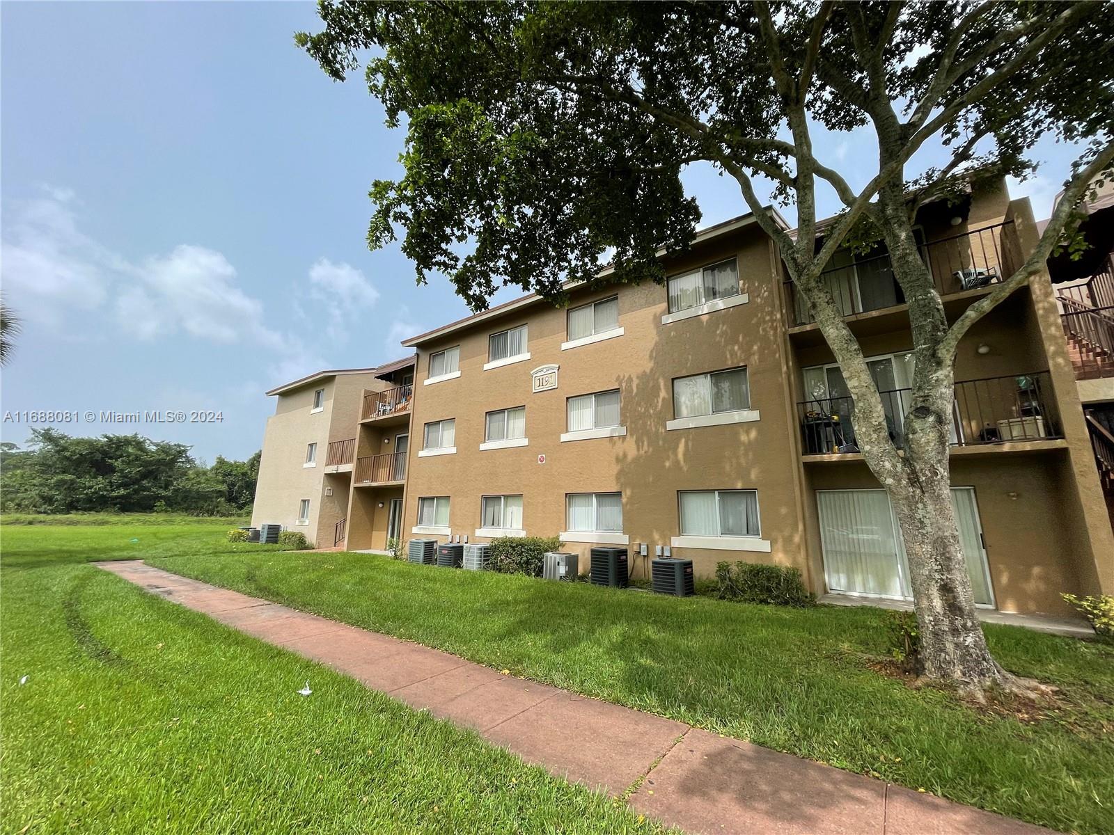 1 Bed 1 Bath condo located in St Andrews Community in the heart of West Palm Beach. This unit is on the third floor (there is no elevator in the building). Laundry room in the building. Wonderful amenities include swimming pools spa/hot tub, 2 playgrounds, fitness center, racquetball court, club room BBQ area.**Close to major roads, shopping and dining. 2 parking spaces no assigned.
Rented until november 30. The apartment will be ready to move in on December 5th.