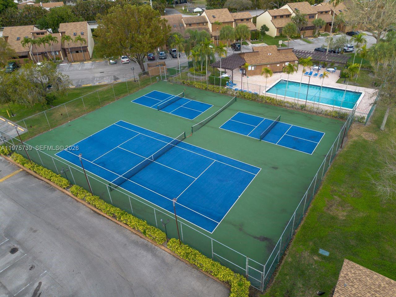 PINE ISLAND LAKES TOWNHOM - Residential