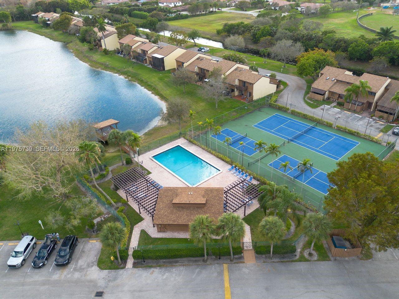 PINE ISLAND LAKES TOWNHOM - Residential