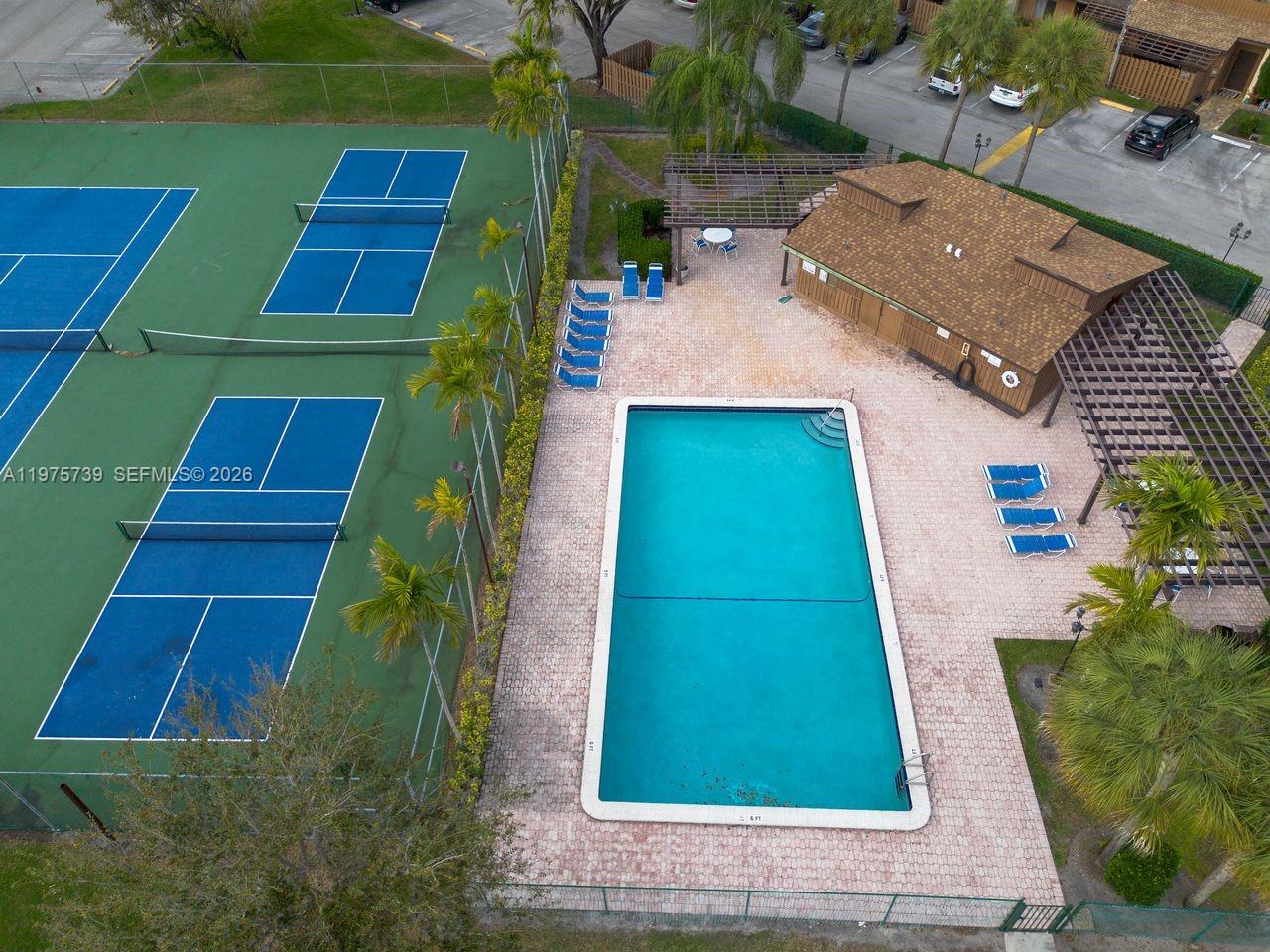 PINE ISLAND LAKES TOWNHOM - Residential