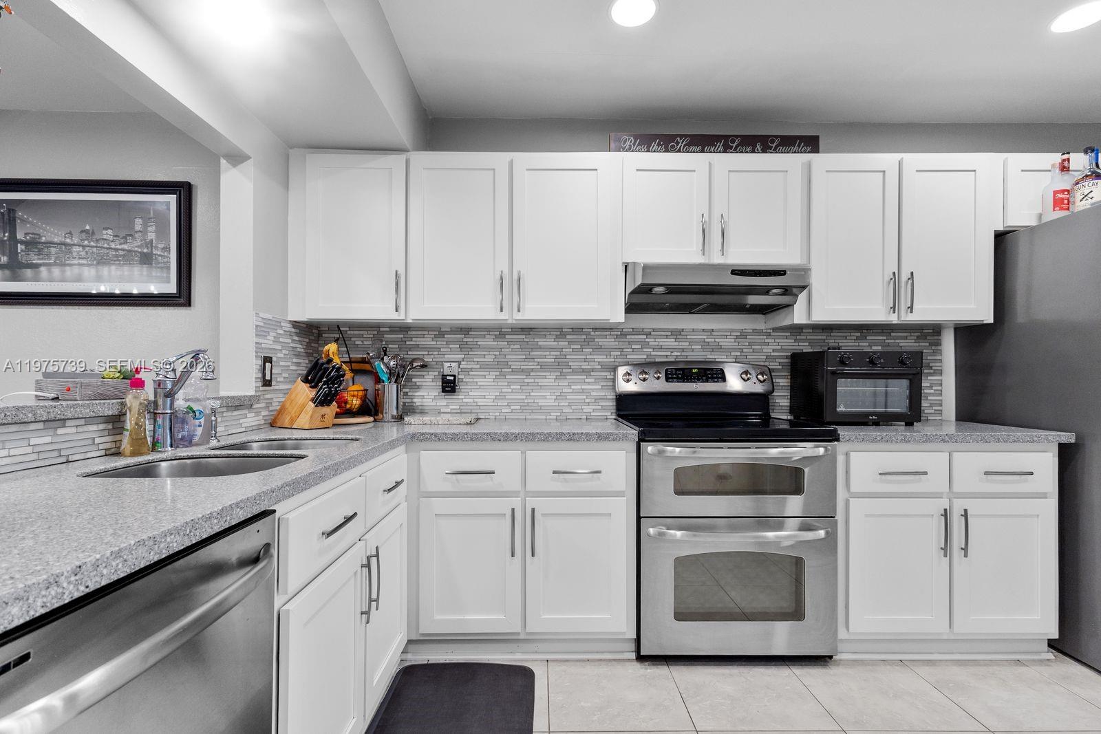 PINE ISLAND LAKES TOWNHOM - Residential