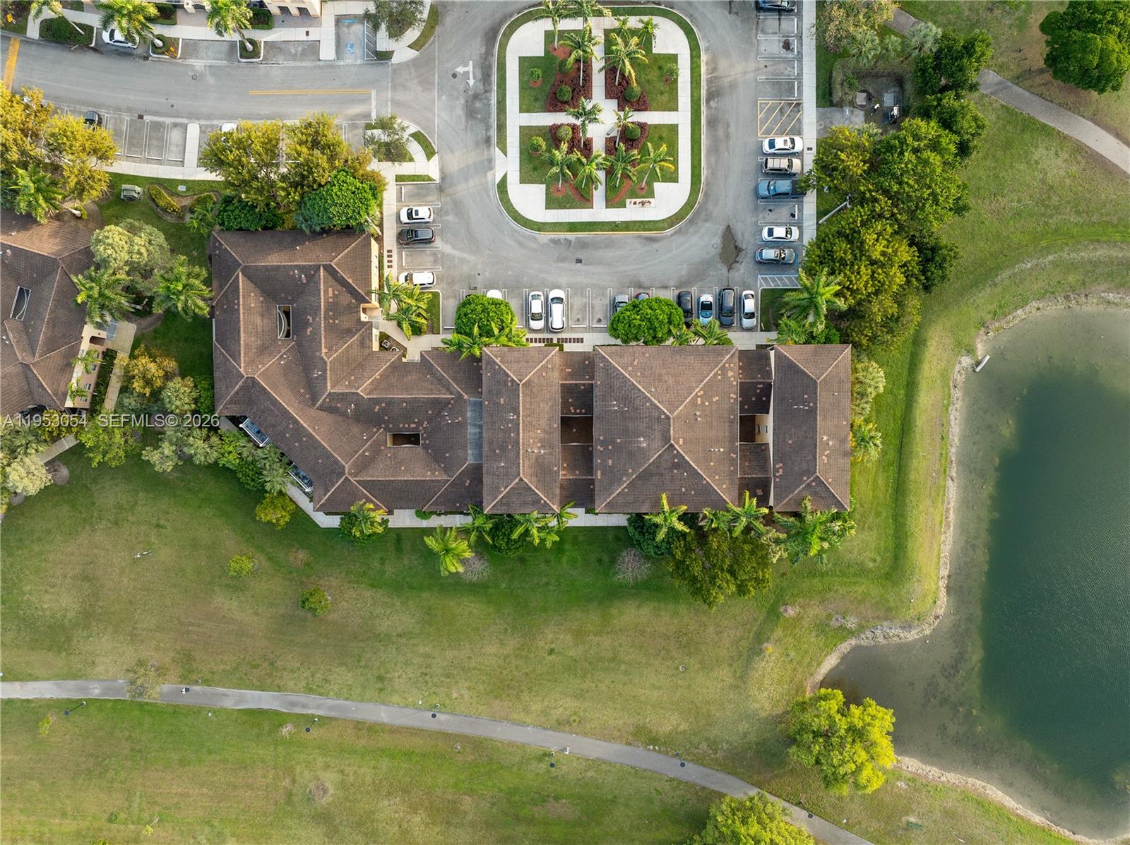 FONTAINBLEAU LAKES COURTY - Residential