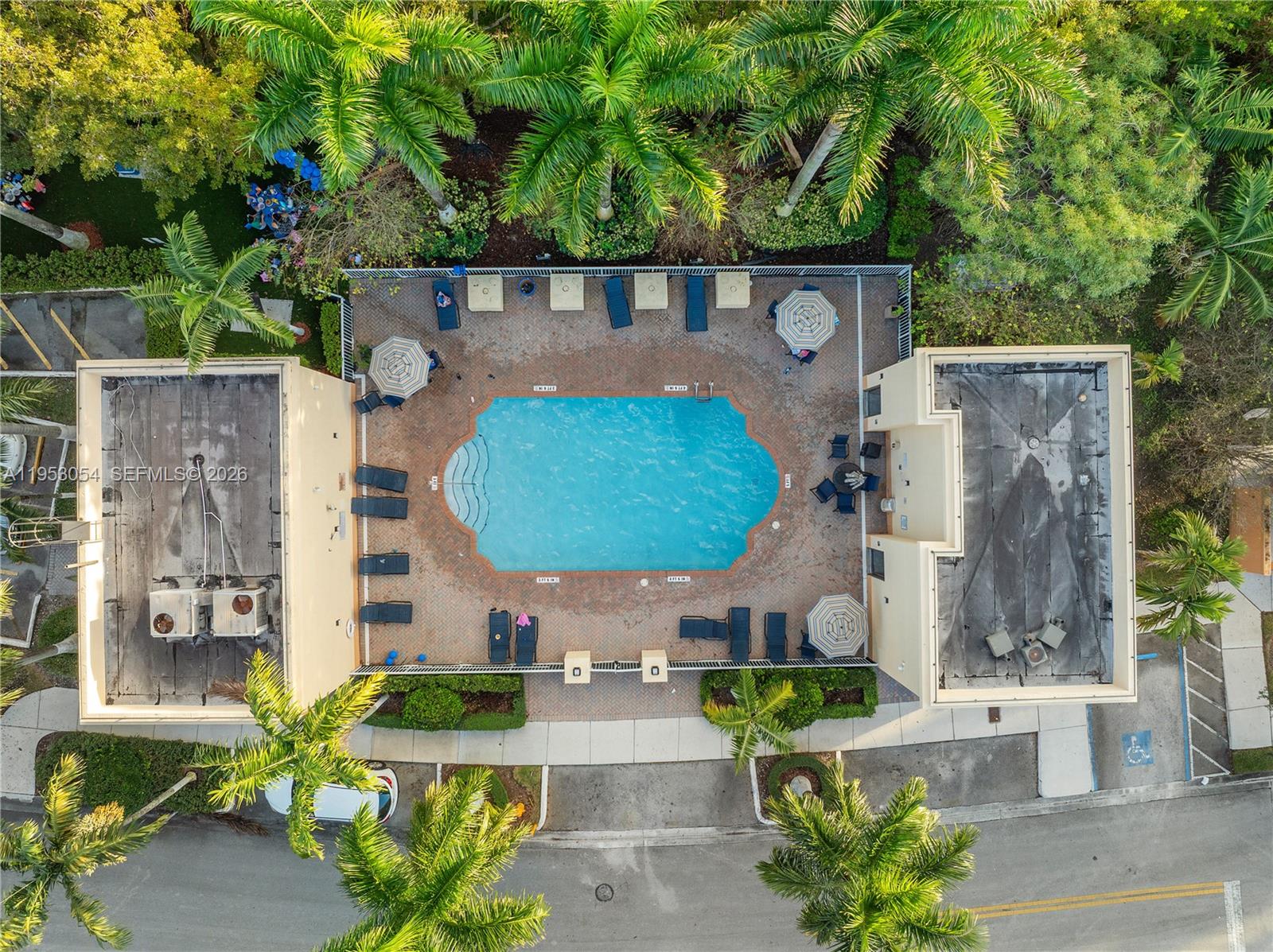 FONTAINBLEAU LAKES COURTY - Residential