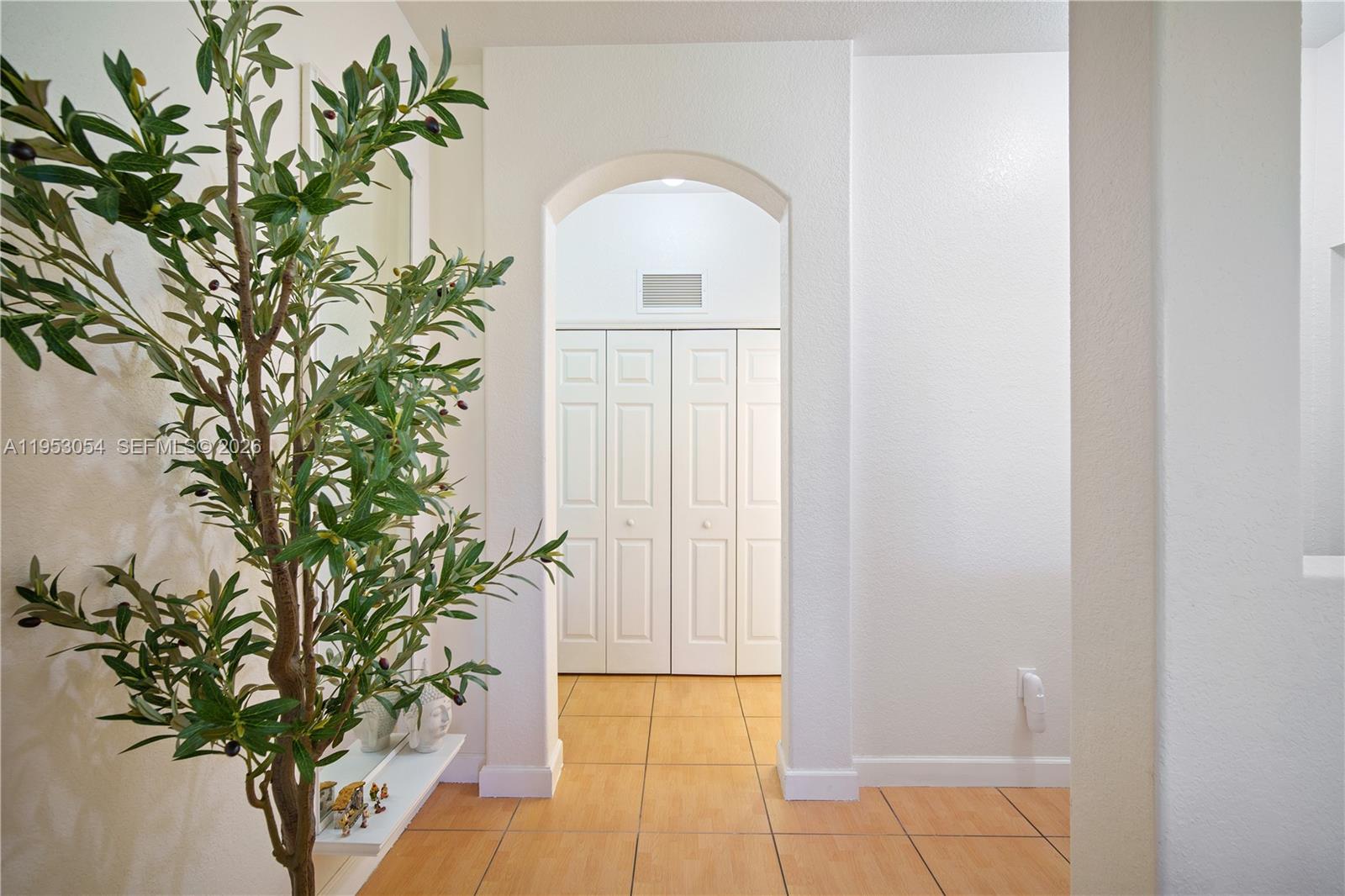 FONTAINBLEAU LAKES COURTY - Residential