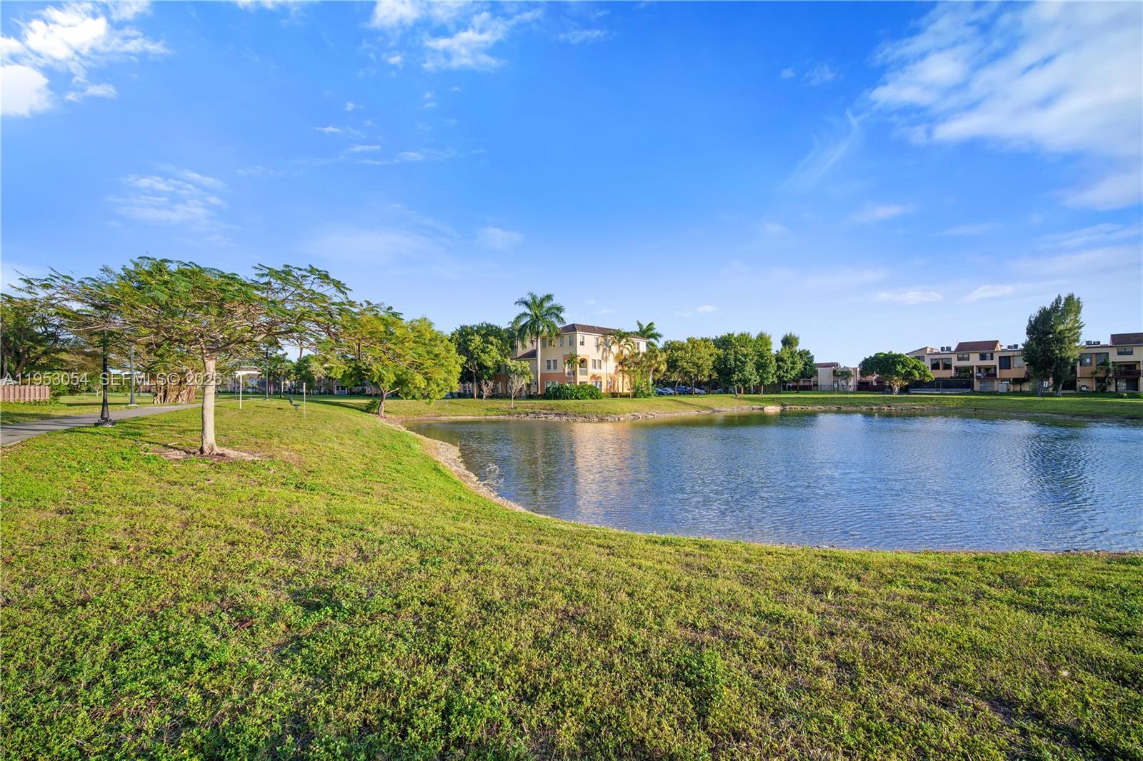 FONTAINBLEAU LAKES COURTY - Residential