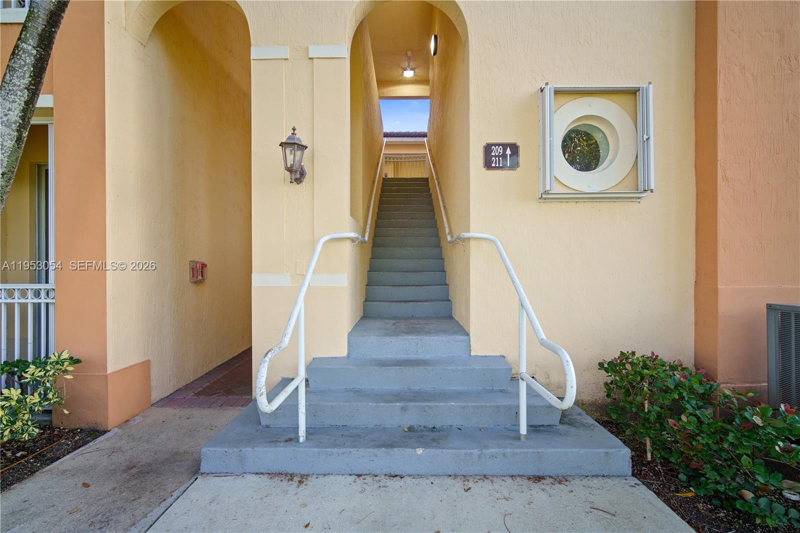 FONTAINBLEAU LAKES COURTY - Residential