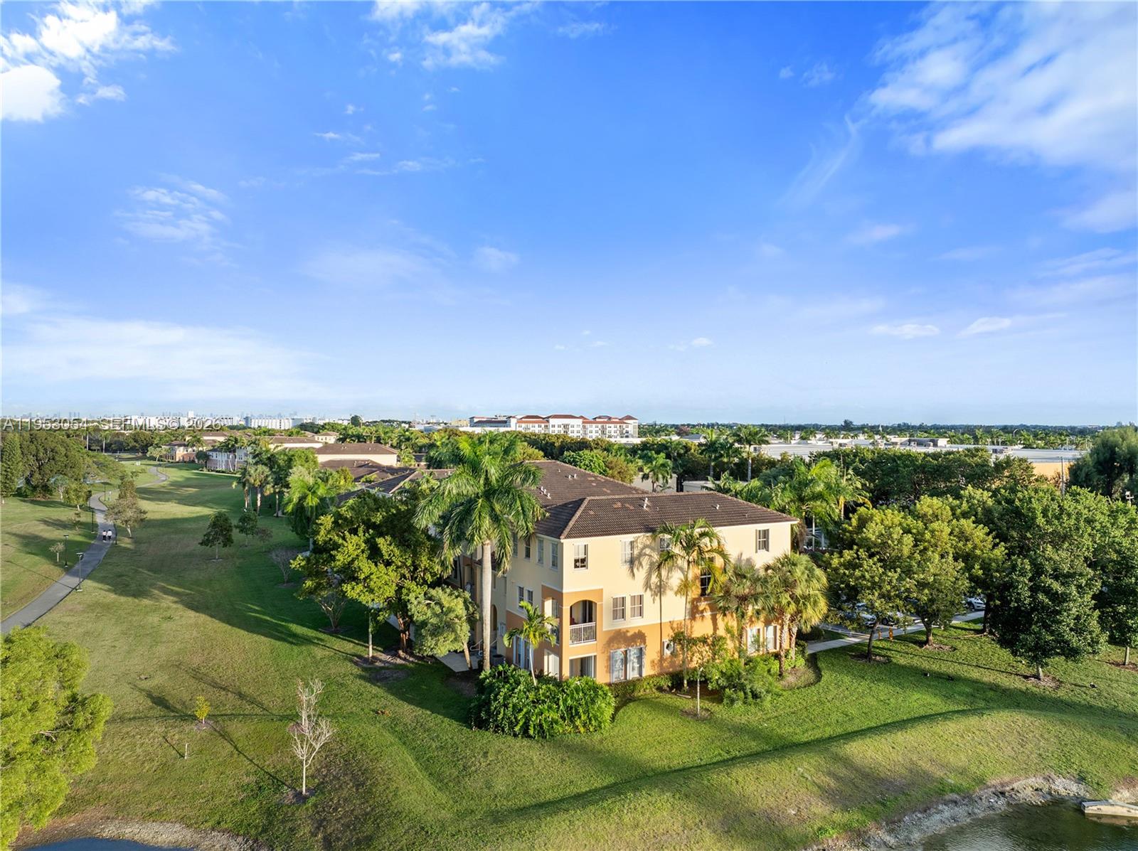 FONTAINBLEAU LAKES COURTY - Residential