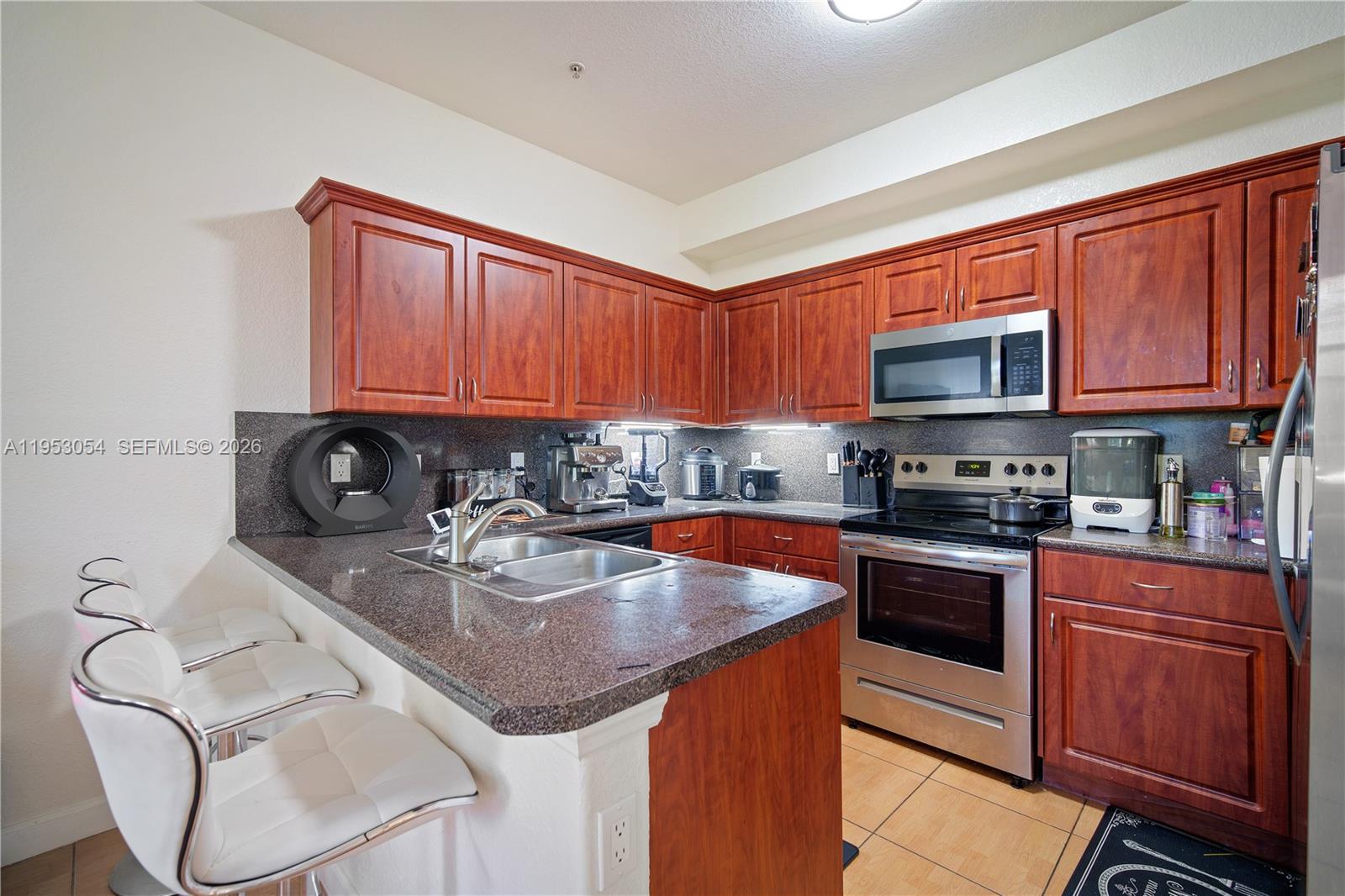 FONTAINBLEAU LAKES COURTY - Residential