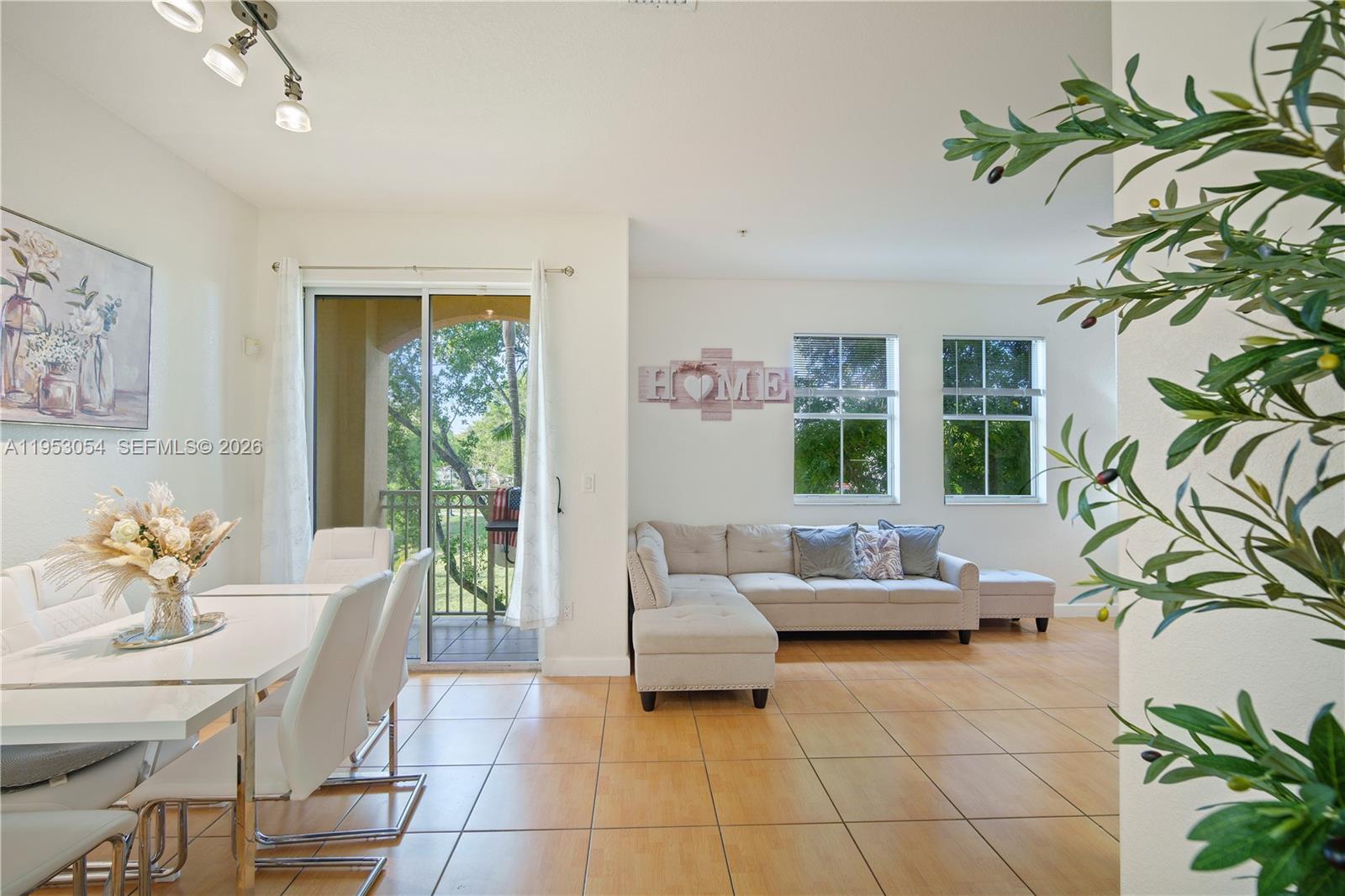 FONTAINBLEAU LAKES COURTY - Residential