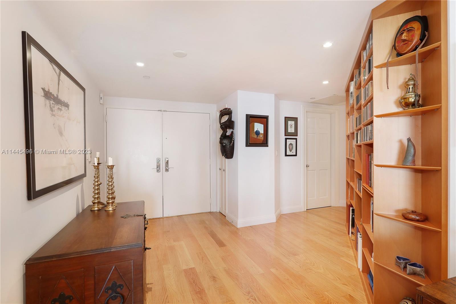 VILLA REGINA CONDO - Residential