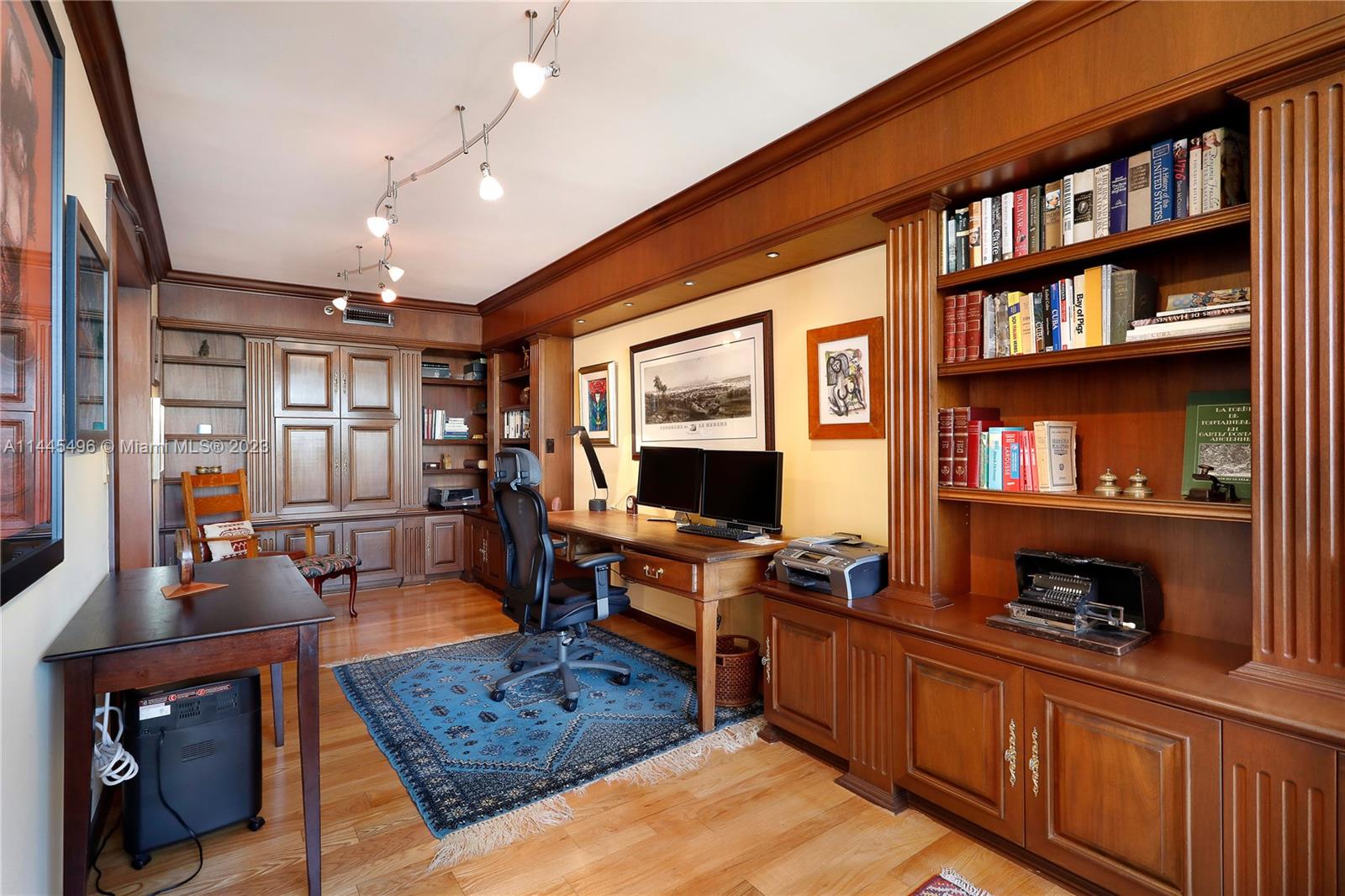 VILLA REGINA CONDO - Residential