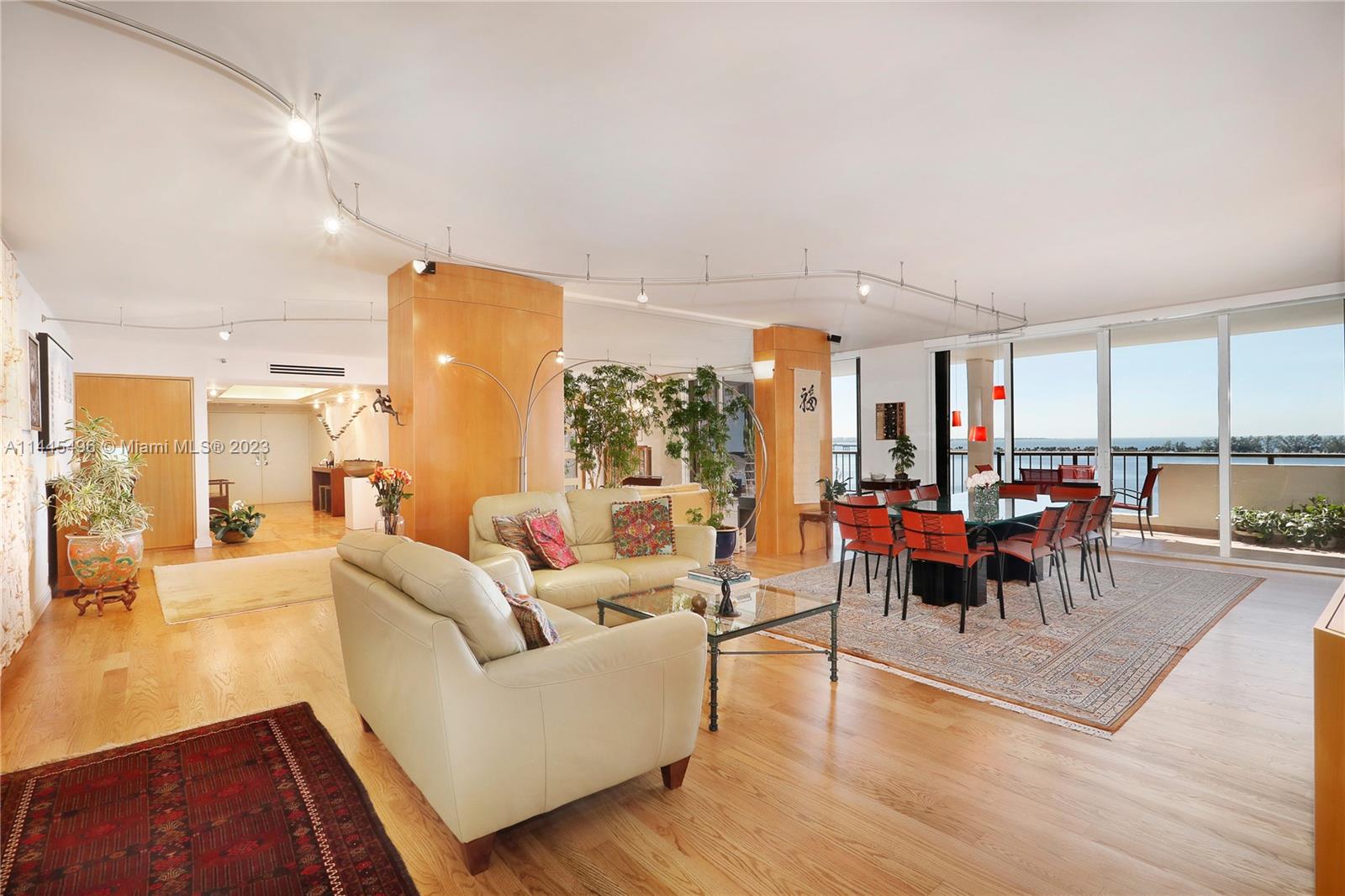 VILLA REGINA CONDO - Residential