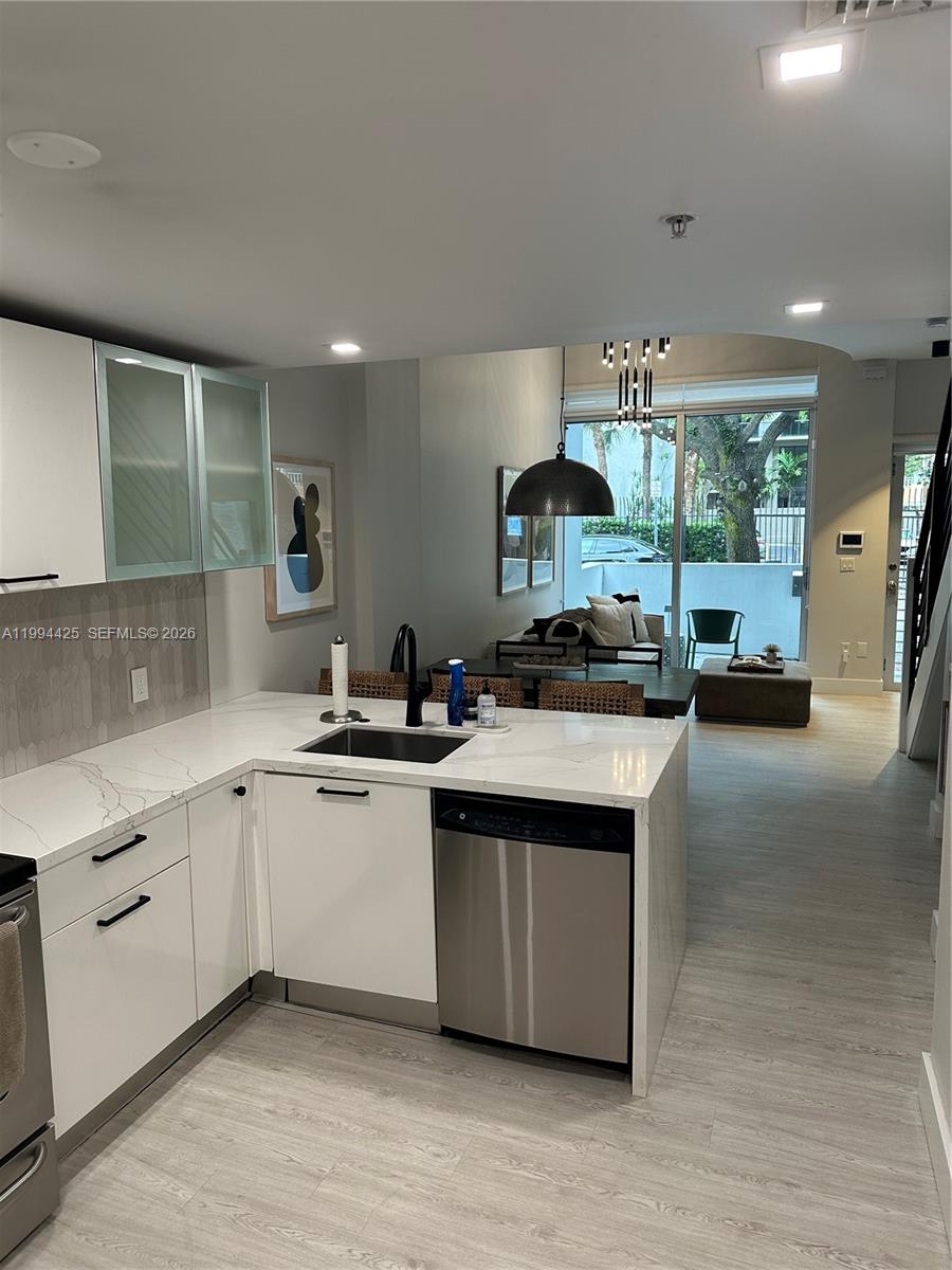 LOFTS AT MAYFAIR CONDO - Residential Lease