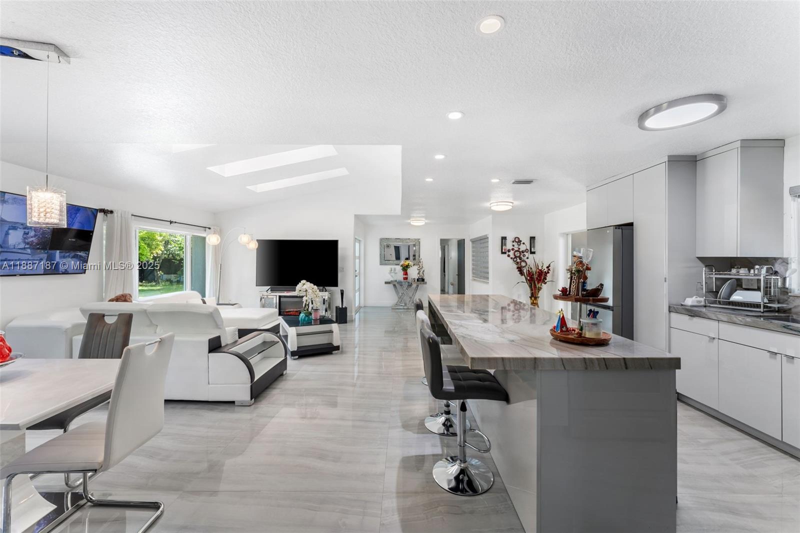 MELODY MANOR - Residential