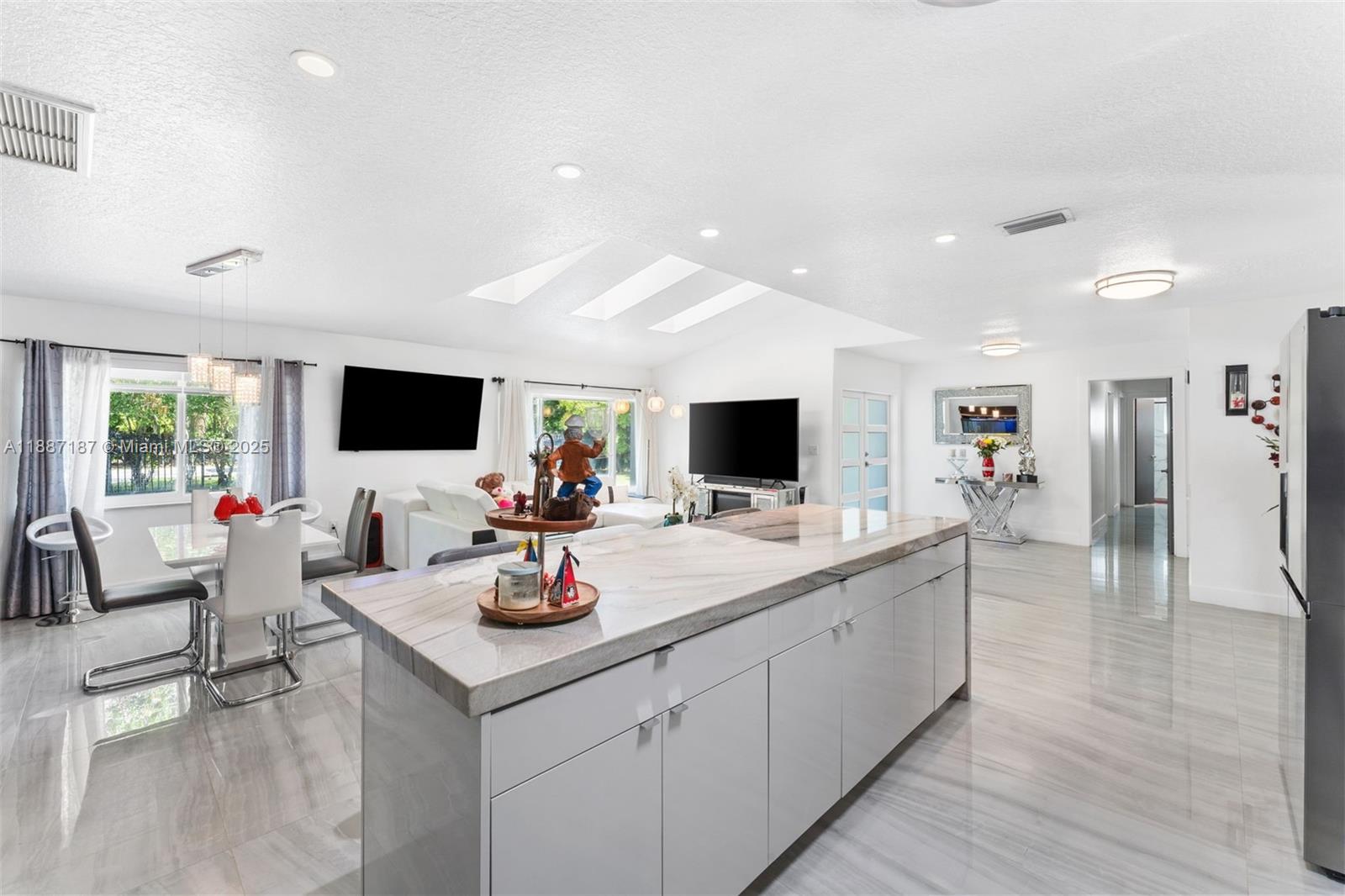 MELODY MANOR - Residential