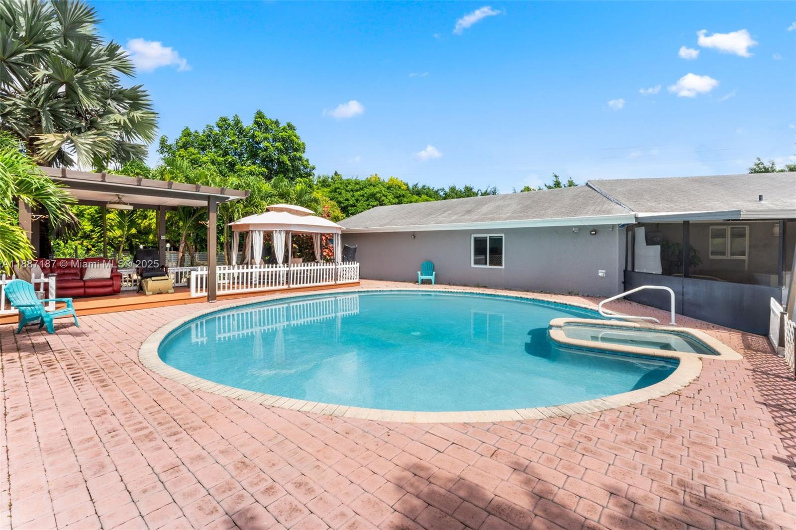 MELODY MANOR - Residential