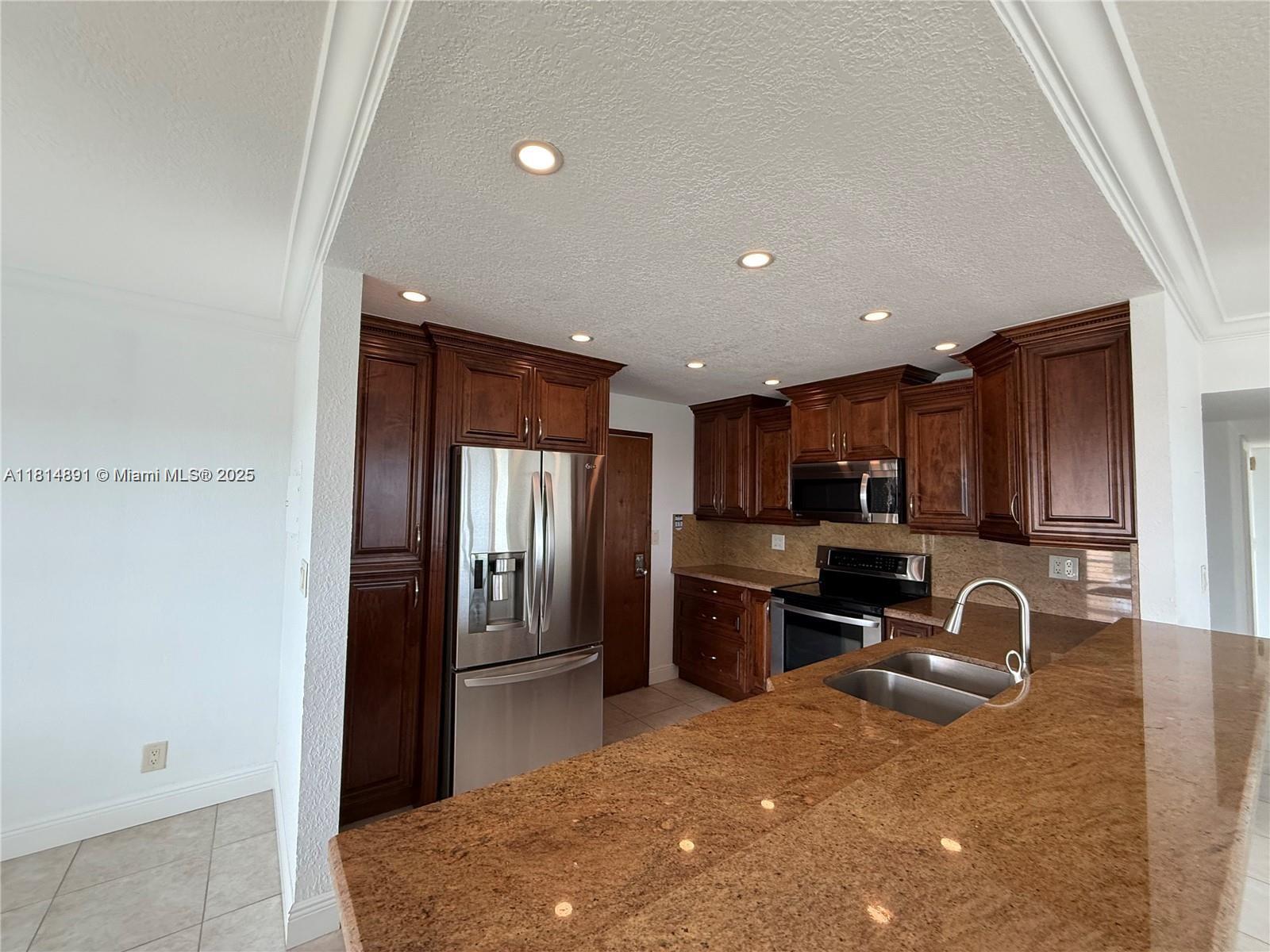 COUNTRY CLUB TOWER OF COR - Residential Lease