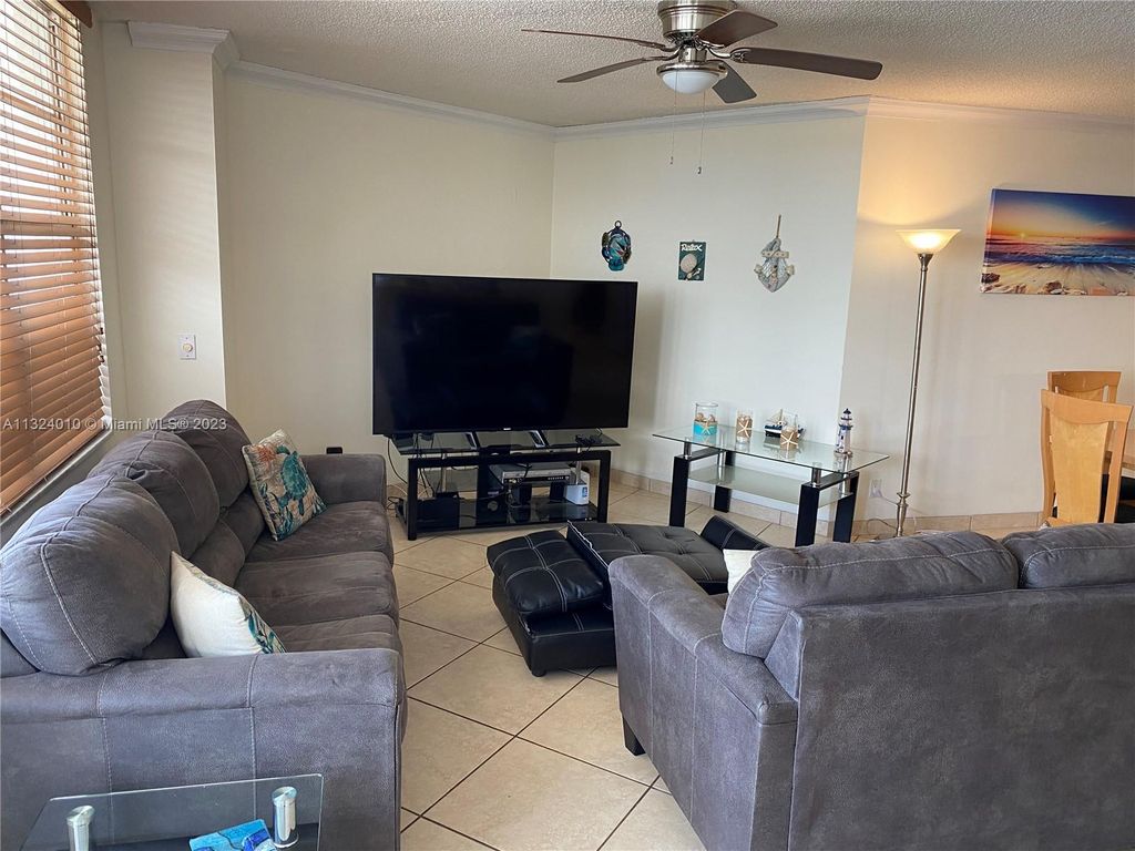 Photo of Hollywood, FL 33019 (MLS # A11324010)