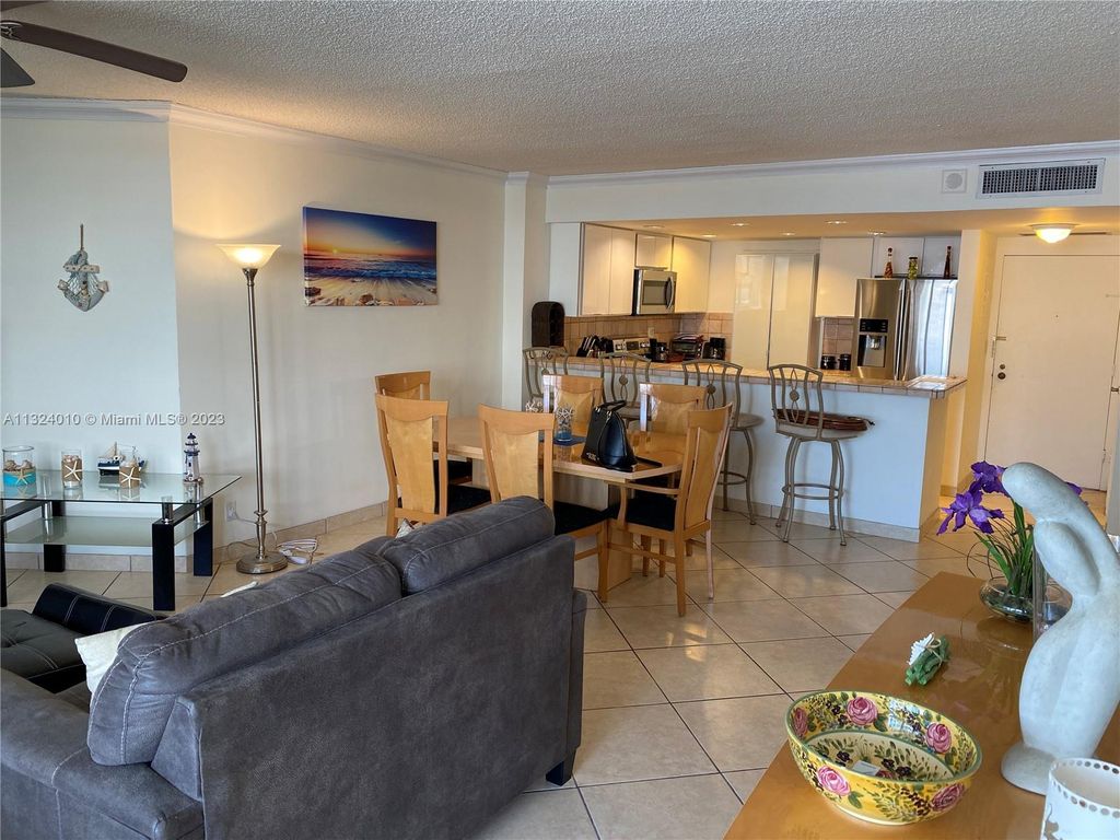 Photo of Hollywood, FL 33019 (MLS # A11324010)