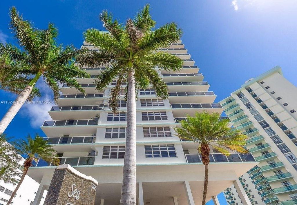 Photo of Hollywood, FL 33019 (MLS # A11324010)