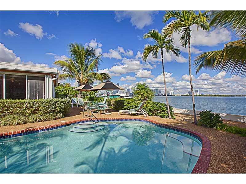 Located on Venetian Islands, this 4BR/4BA home on oversized 15,000 SF lot w/ 100ft waterfront. Charming 1 story home boasts wide open bay views enjoyed throughout the home, lying by the pool or out on the spacious patio. Great for entertaining, the home f eatures a large open living room, family & dining room,naturally lit by oversized windows & sky lights. Newly renovated kitchen includes stainless steel appliances & breakfast nook. Other features includes automatic gas generator,2 car garage & boat lift.