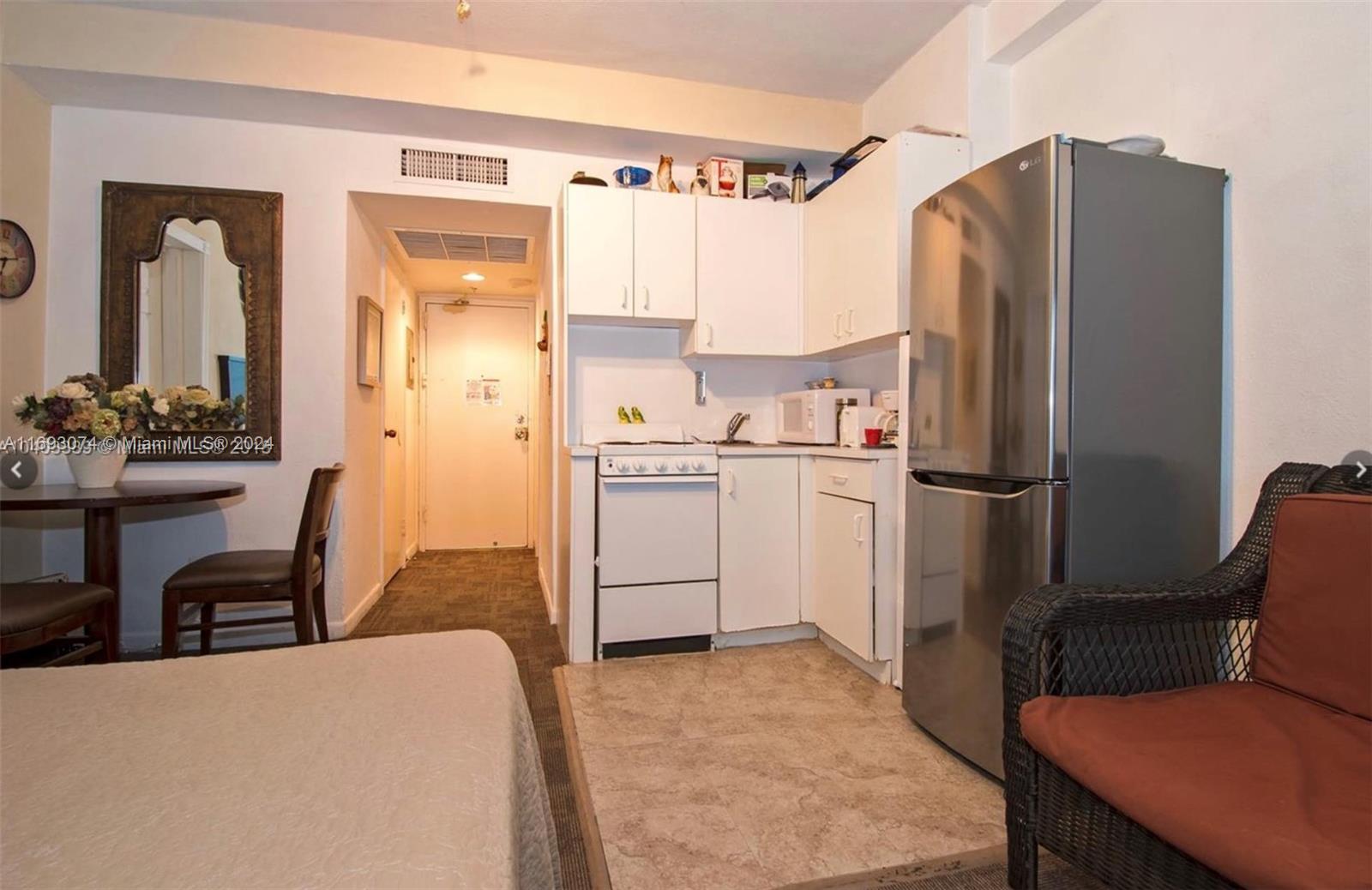 GREAT OCEAN FRONT STUDIO IN THE MIDDLE OF IT ALL VERY ACCESSIBLE TO ANY BEACH ON MIAMI BEACH VERY COVENEIENTLY LOCATED WITH GREAT AMENITIES AND OCEAN ACCESS