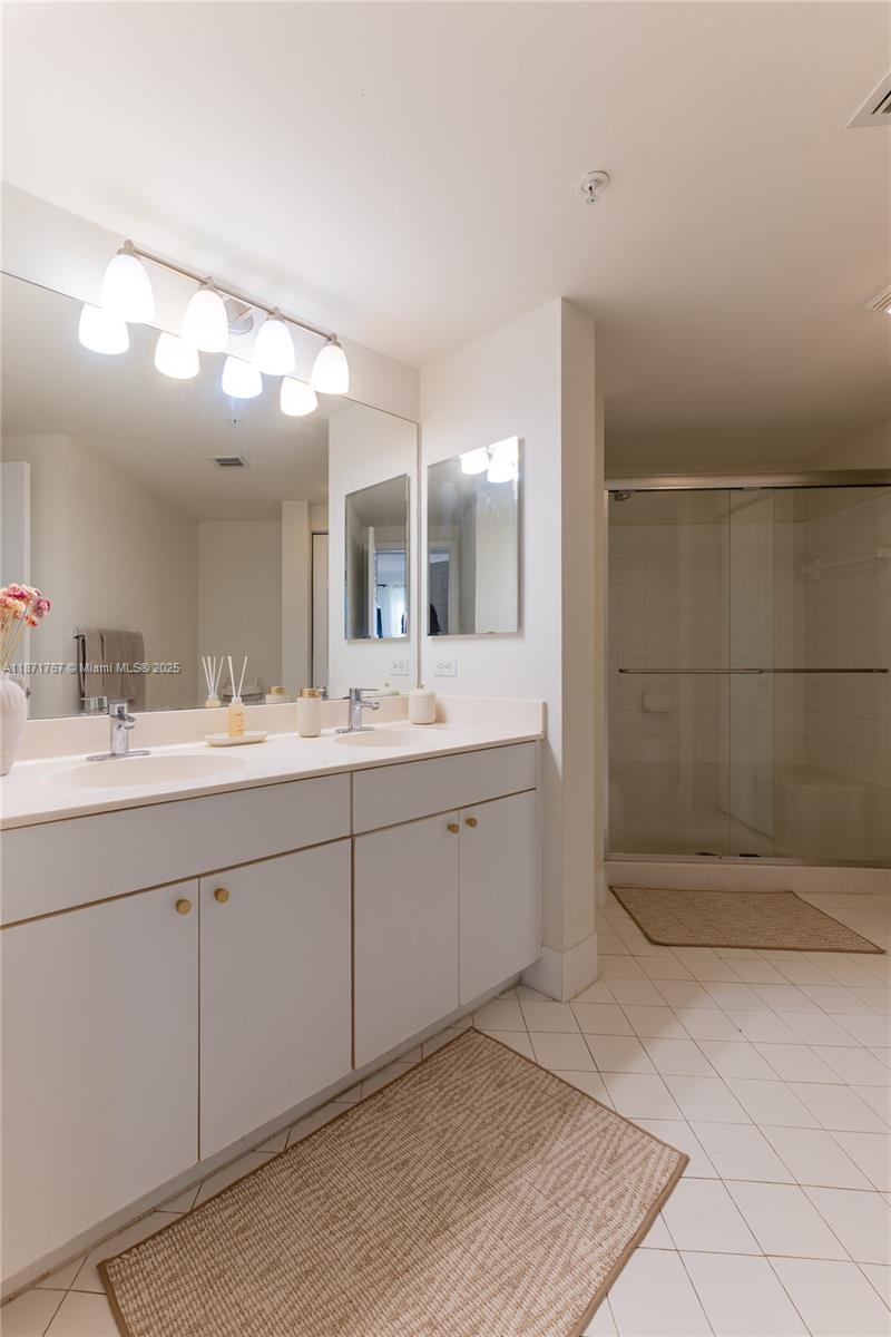 PORTO BELLAGIO CONDO - Residential