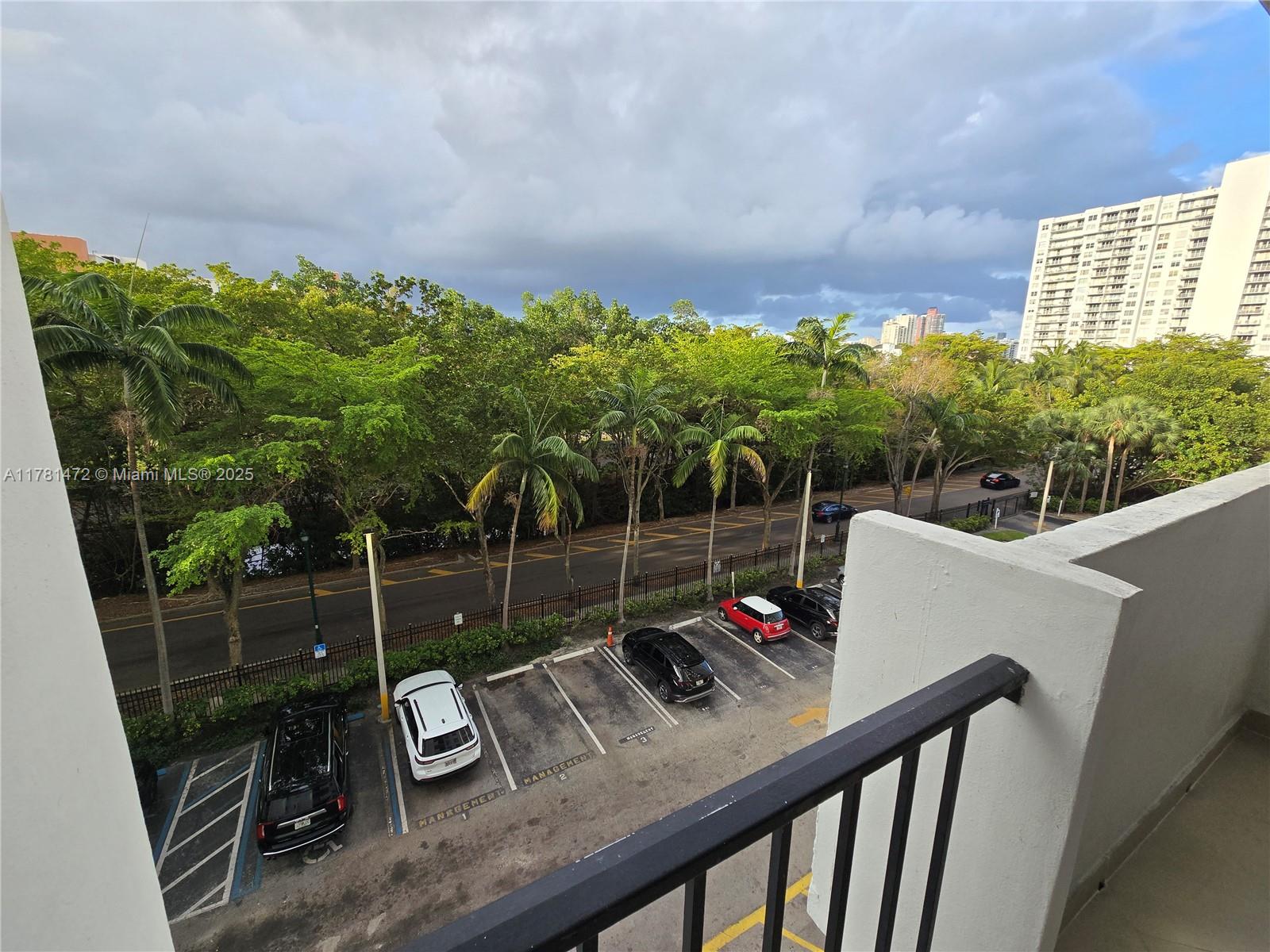 COMMODORE PLAZA CONDO - Residential