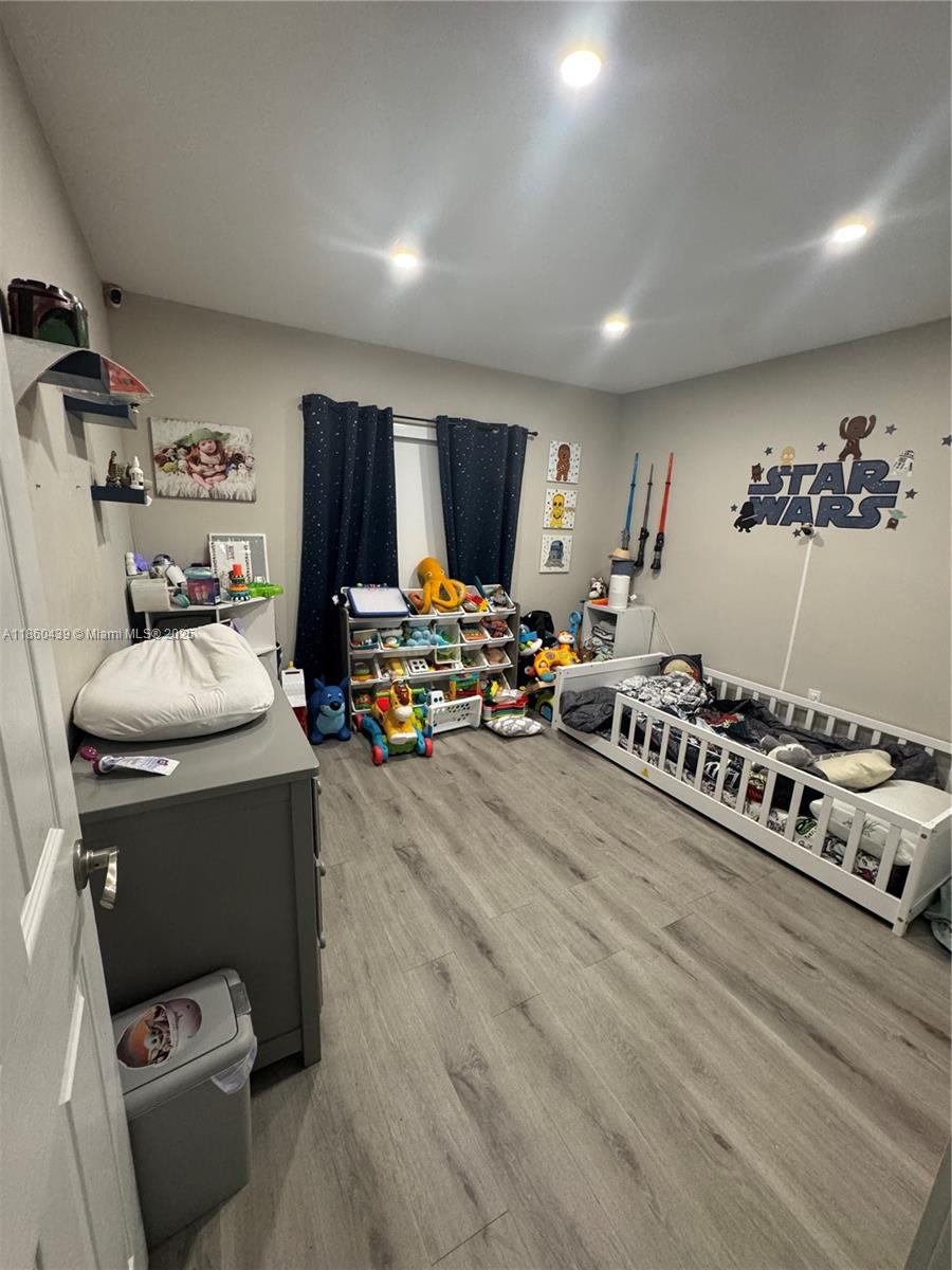 LAKES ON THE GREEN GLYNN - Residential