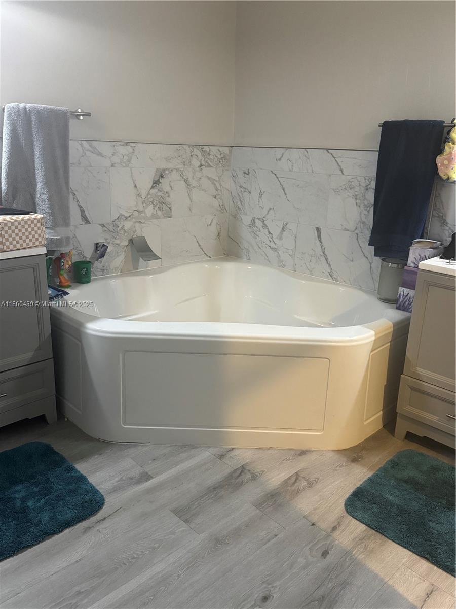 LAKES ON THE GREEN GLYNN - Residential