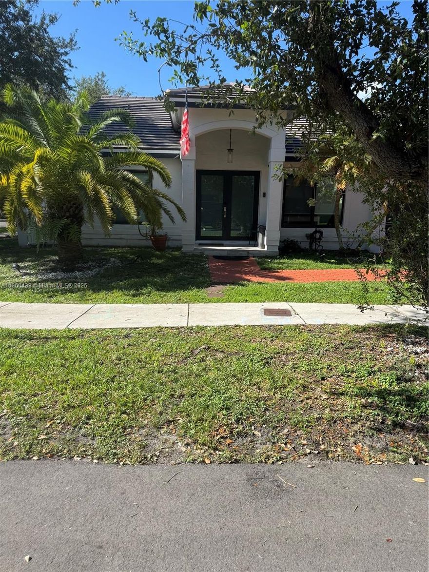 Corner House in Lakes on the Green Gated Community, Freshly Painted, NEW ROOF, A/C and Impact Door and windows, remodeled kitchen. It won't last.
FHA Assumable with Qualification Mortgage at 3.125%