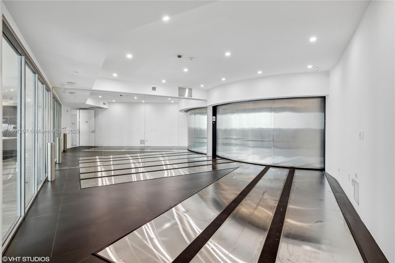 18555 COLLINS AVENUE COND - Residential