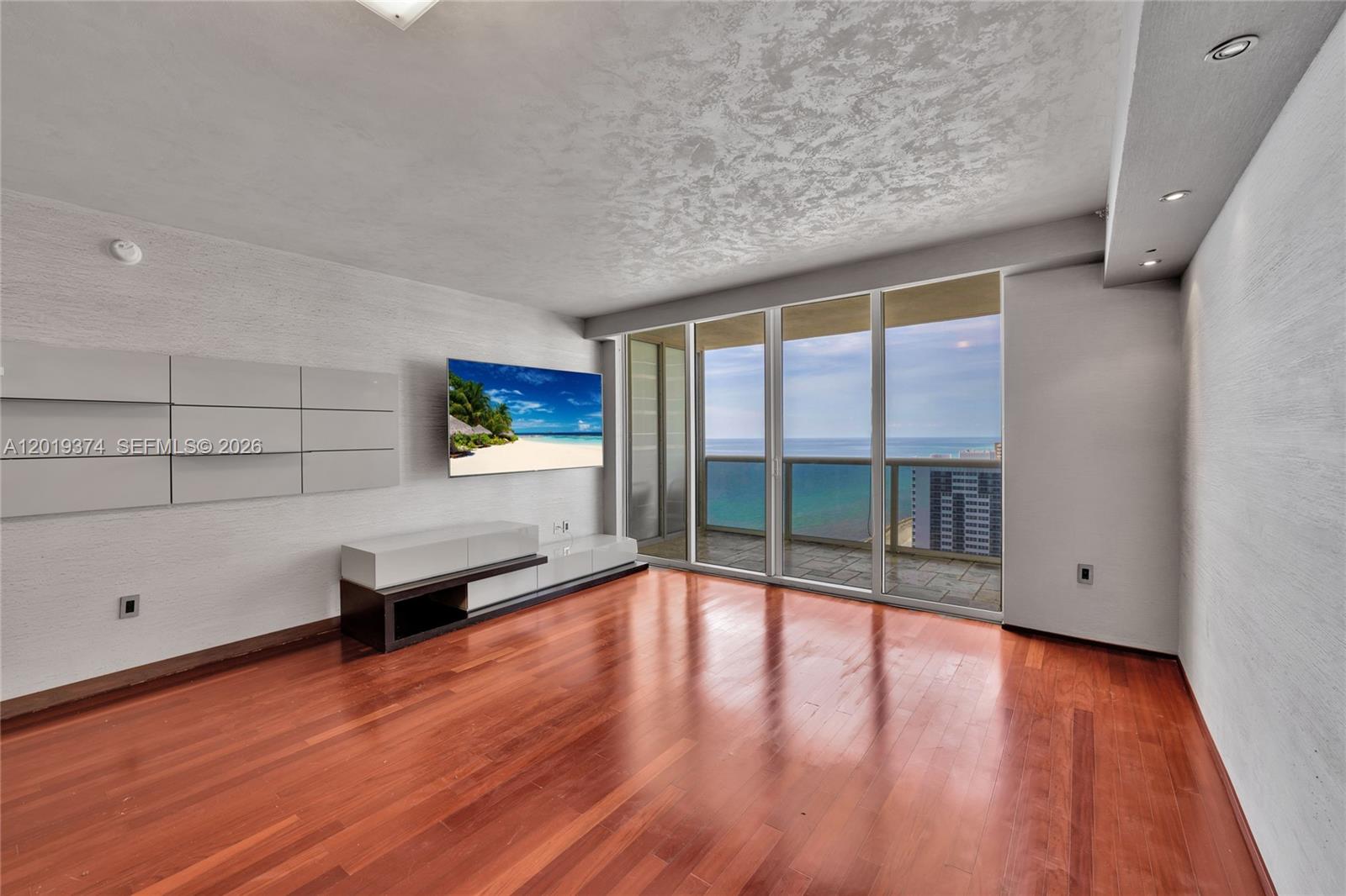 BEACH CLUB II - Residential