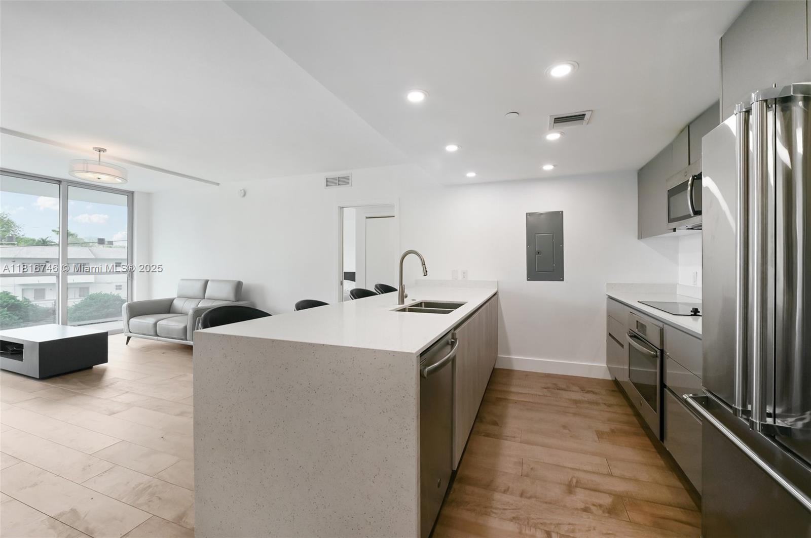 THE HIGHLANDS CONDO - Residential