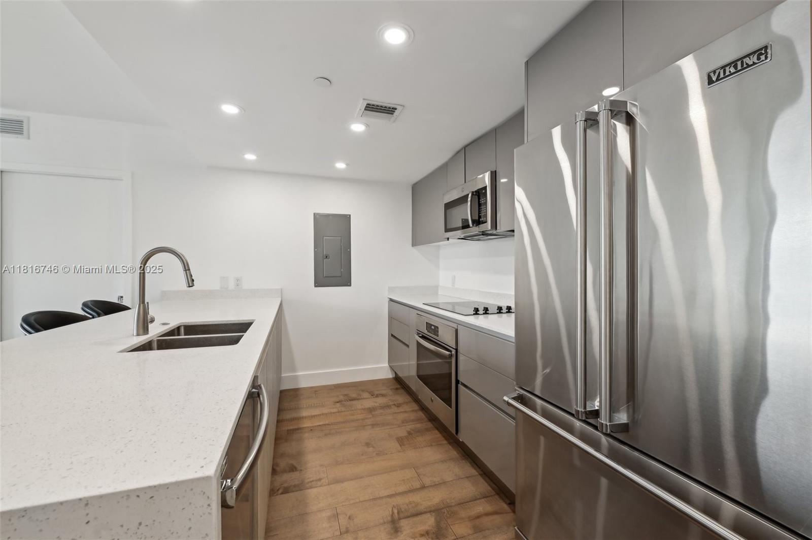 THE HIGHLANDS CONDO - Residential