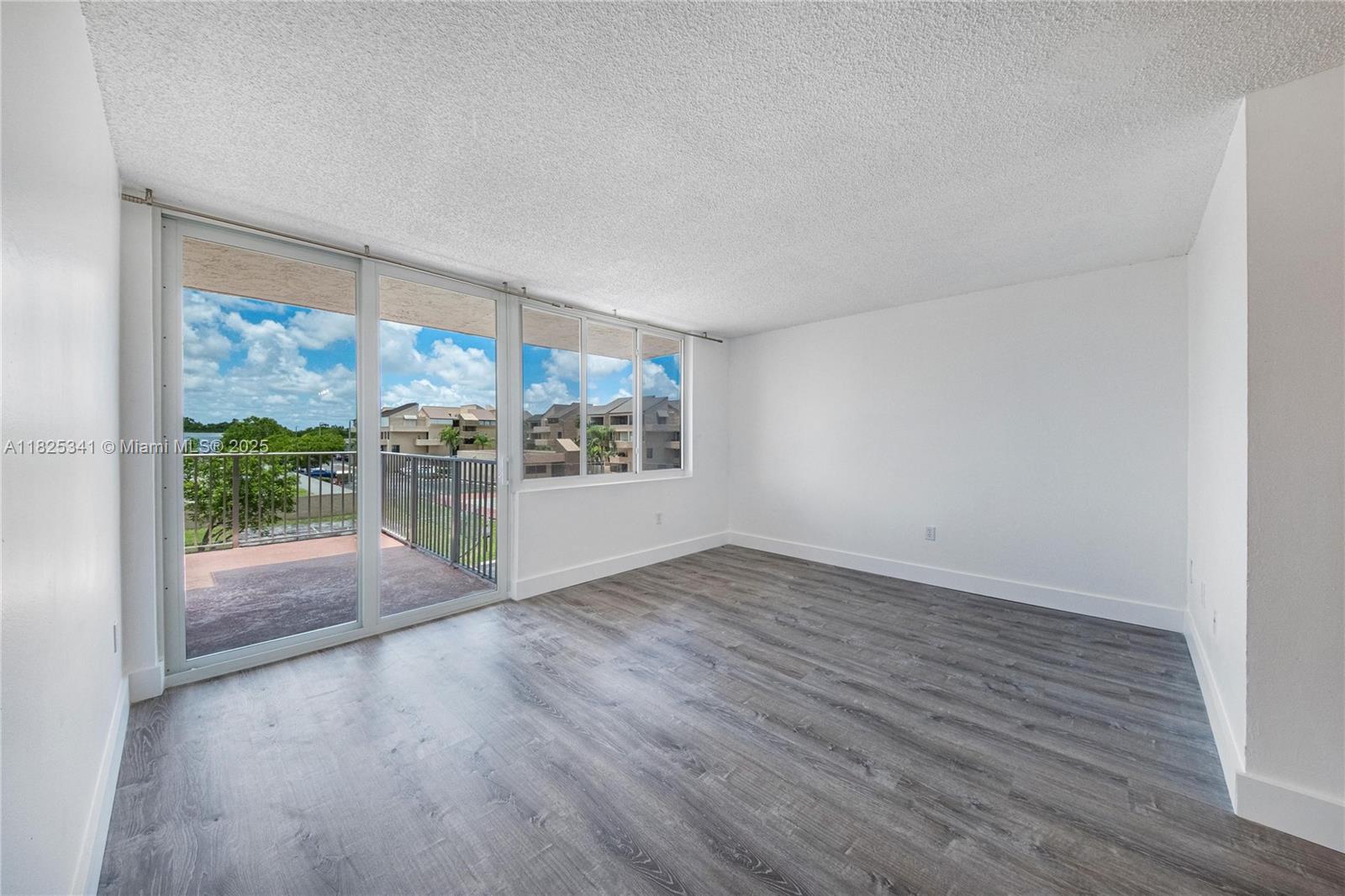 10700 SW 108th Ave C316, Miami, FL, 33176/$335,000 4 10700 SW 108th Ave C316