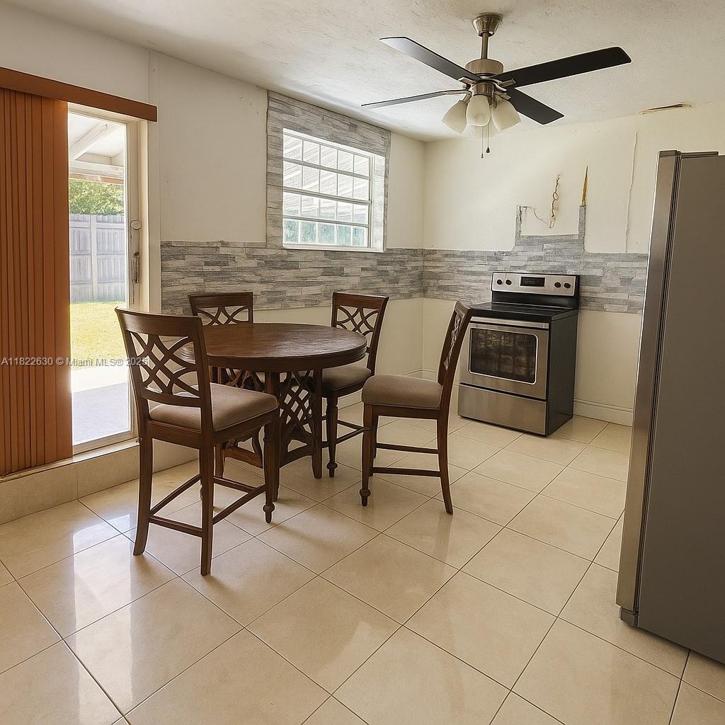 PALM SPRINGS ESTS 9TH ADD - Residential