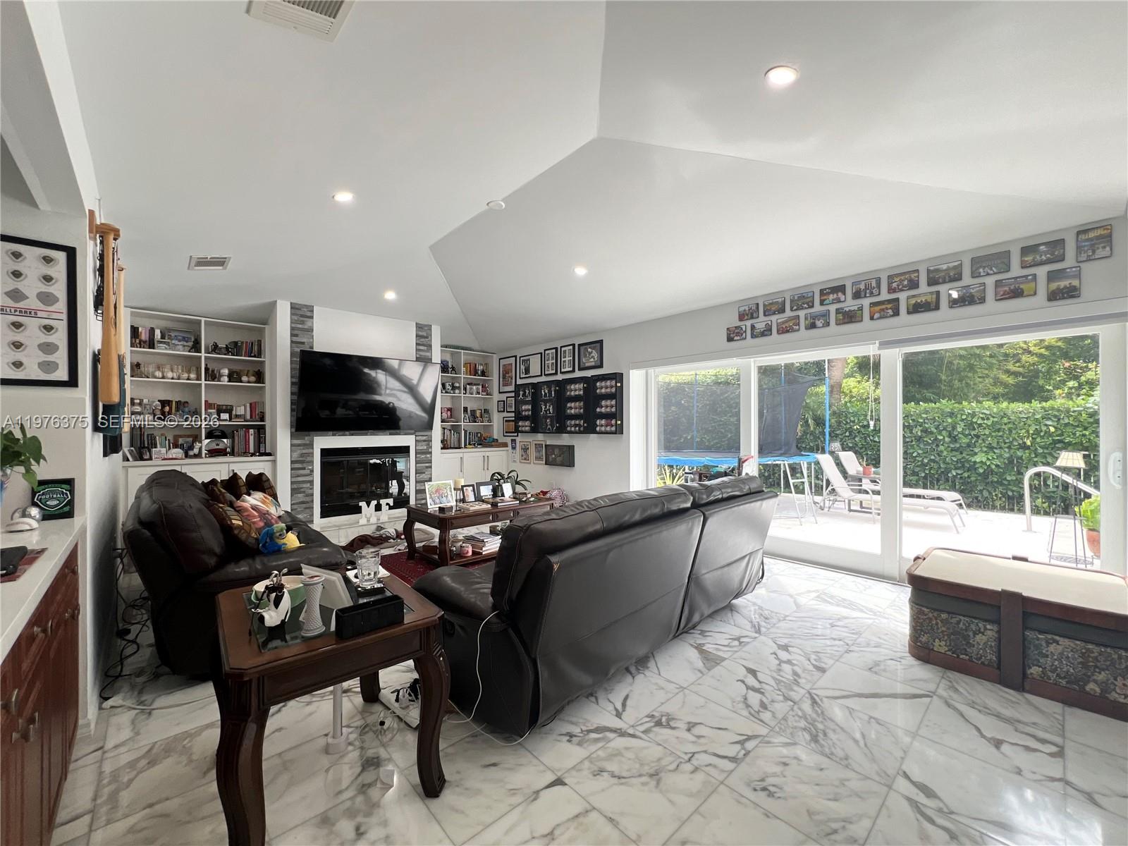 DORAL ESTATES - Residential Lease