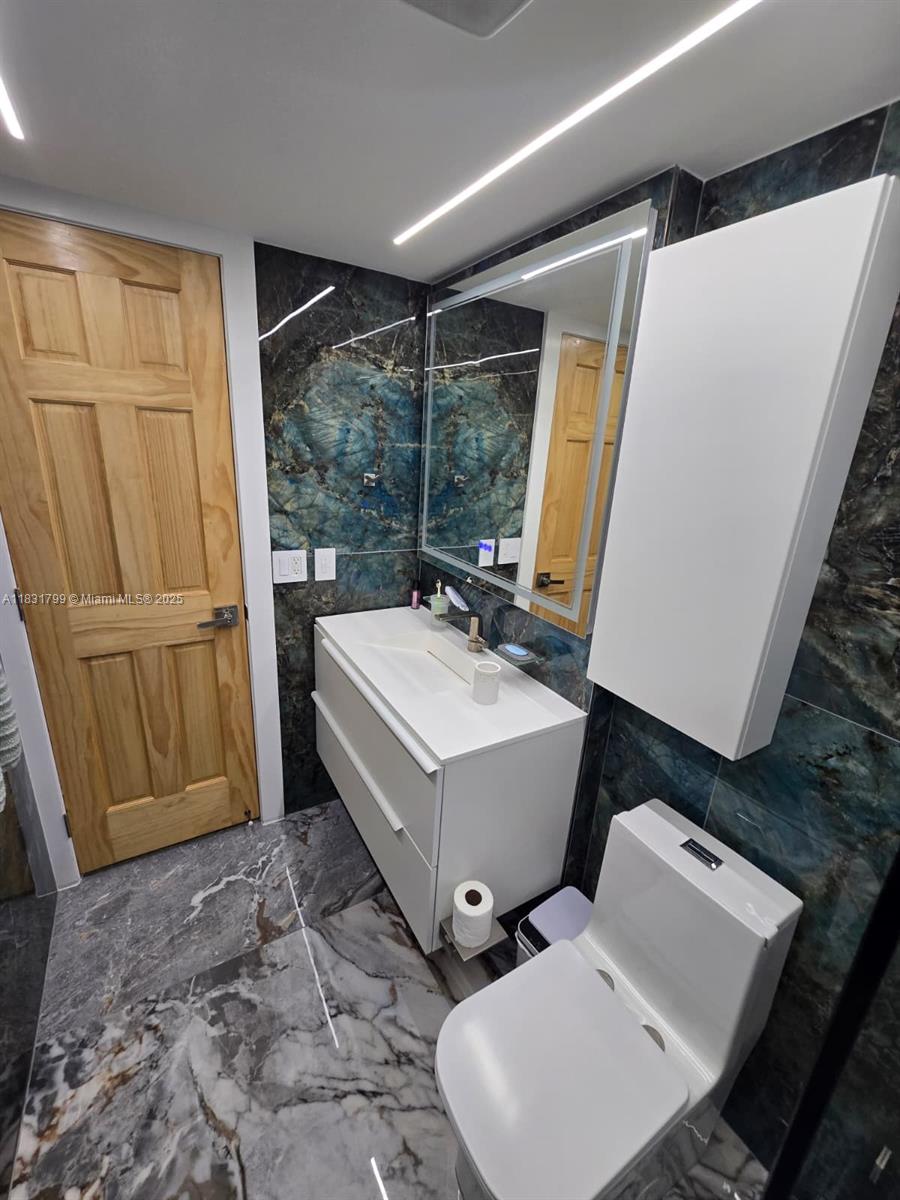 LAGUNA CONDO - Residential