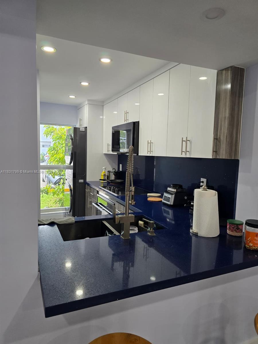 LAGUNA CONDO - Residential