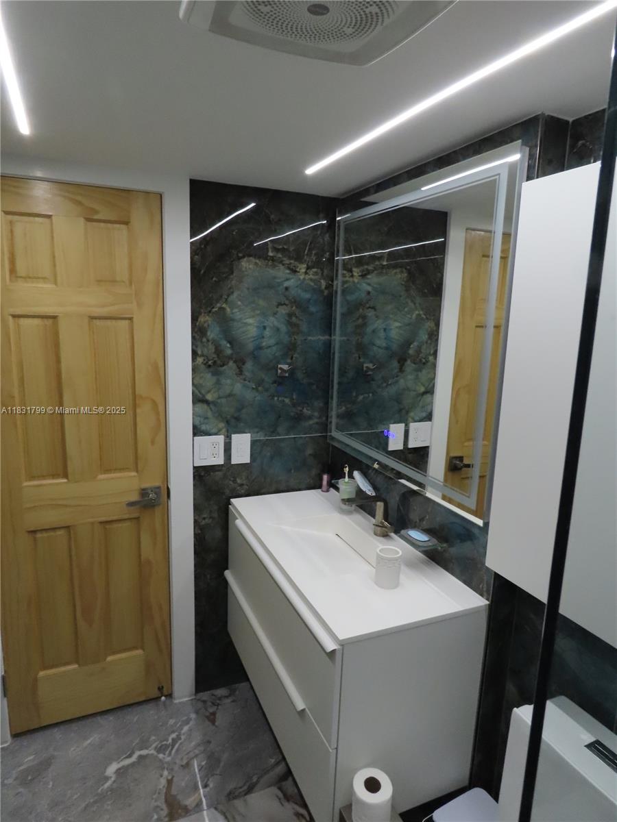 LAGUNA CONDO - Residential