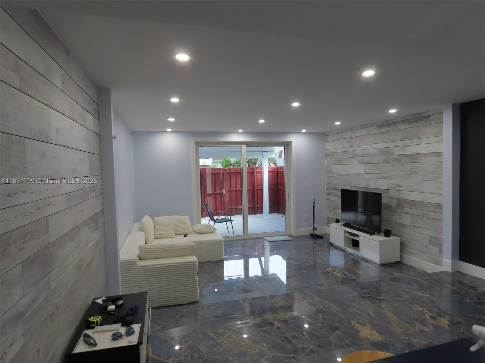 LAGUNA CONDO - Residential