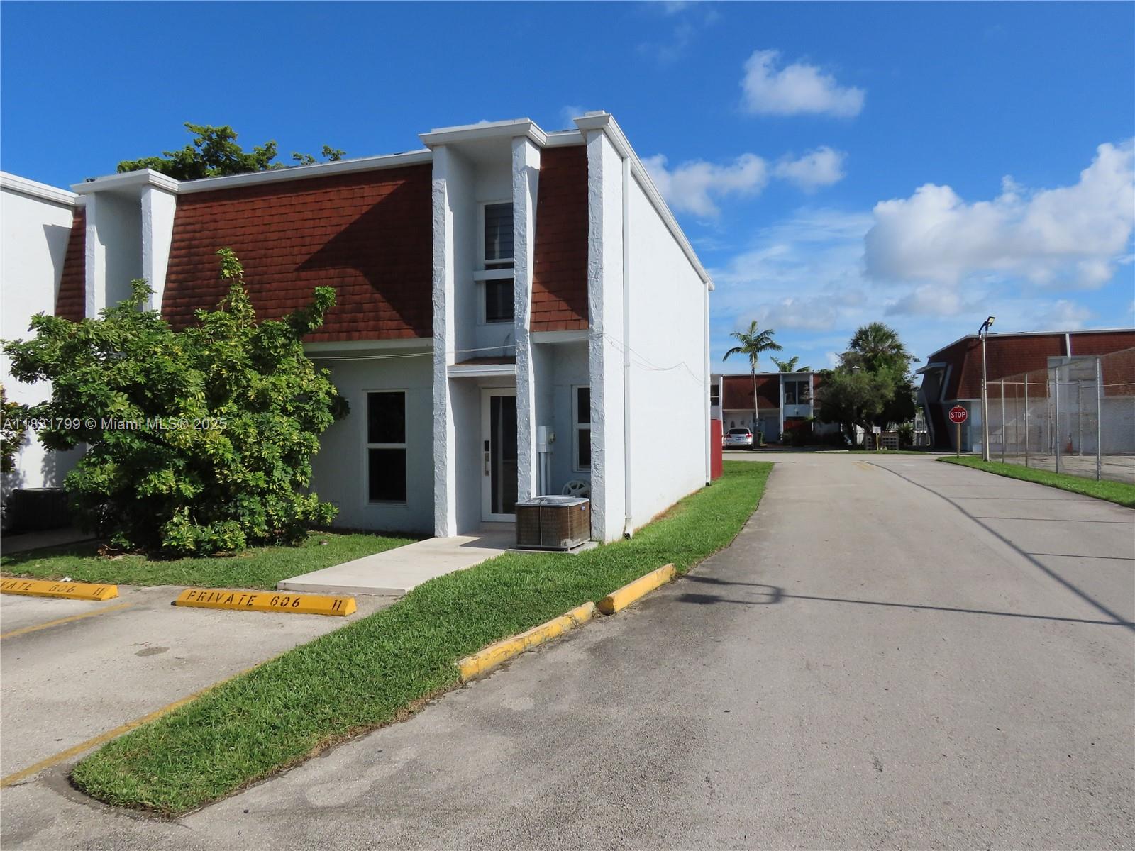 LAGUNA CONDO - Residential