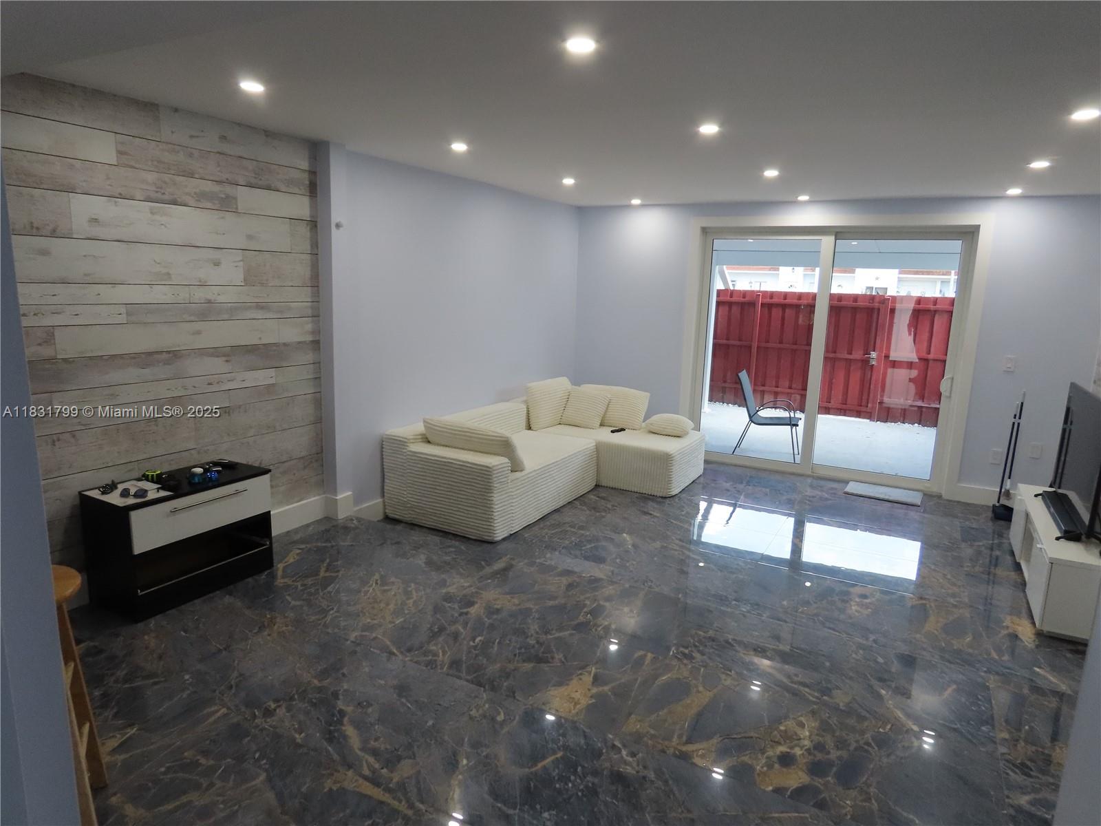 LAGUNA CONDO - Residential