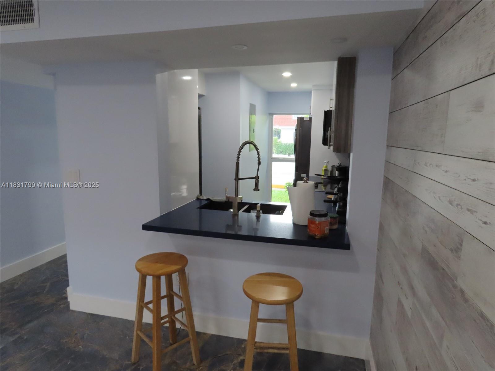 LAGUNA CONDO - Residential