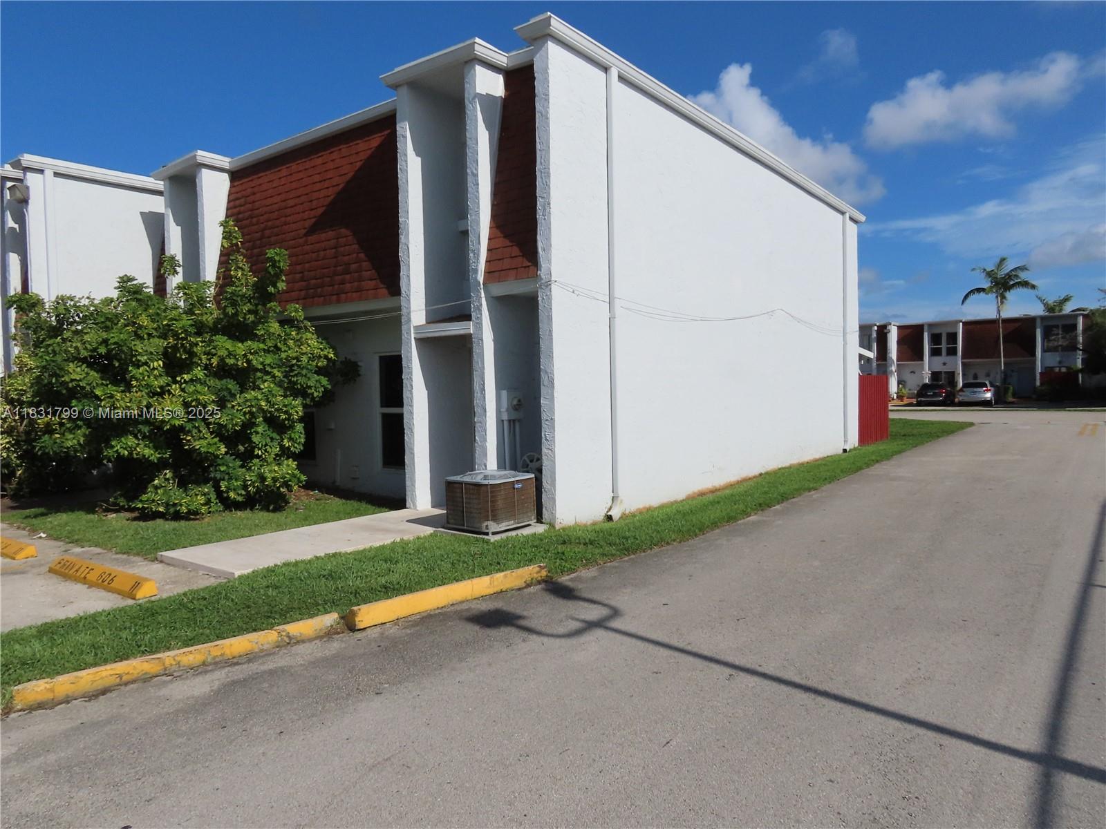 LAGUNA CONDO - Residential