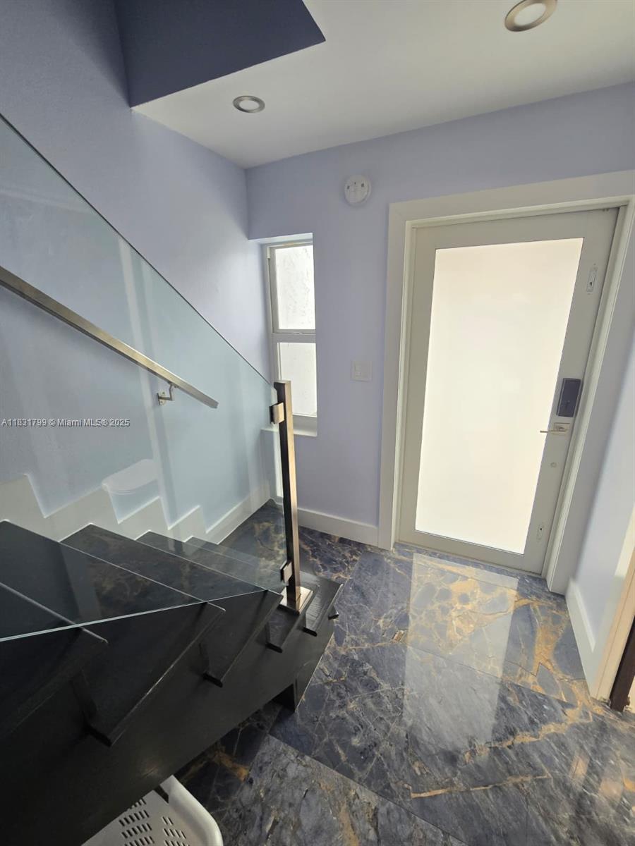 LAGUNA CONDO - Residential