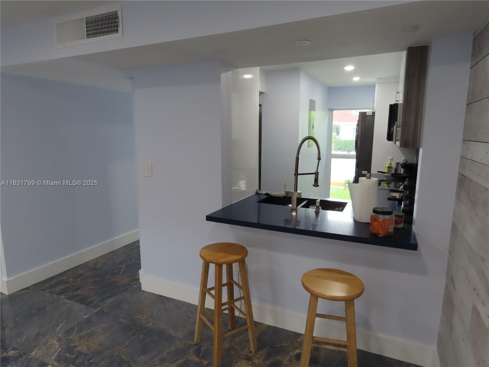 LAGUNA CONDO - Residential